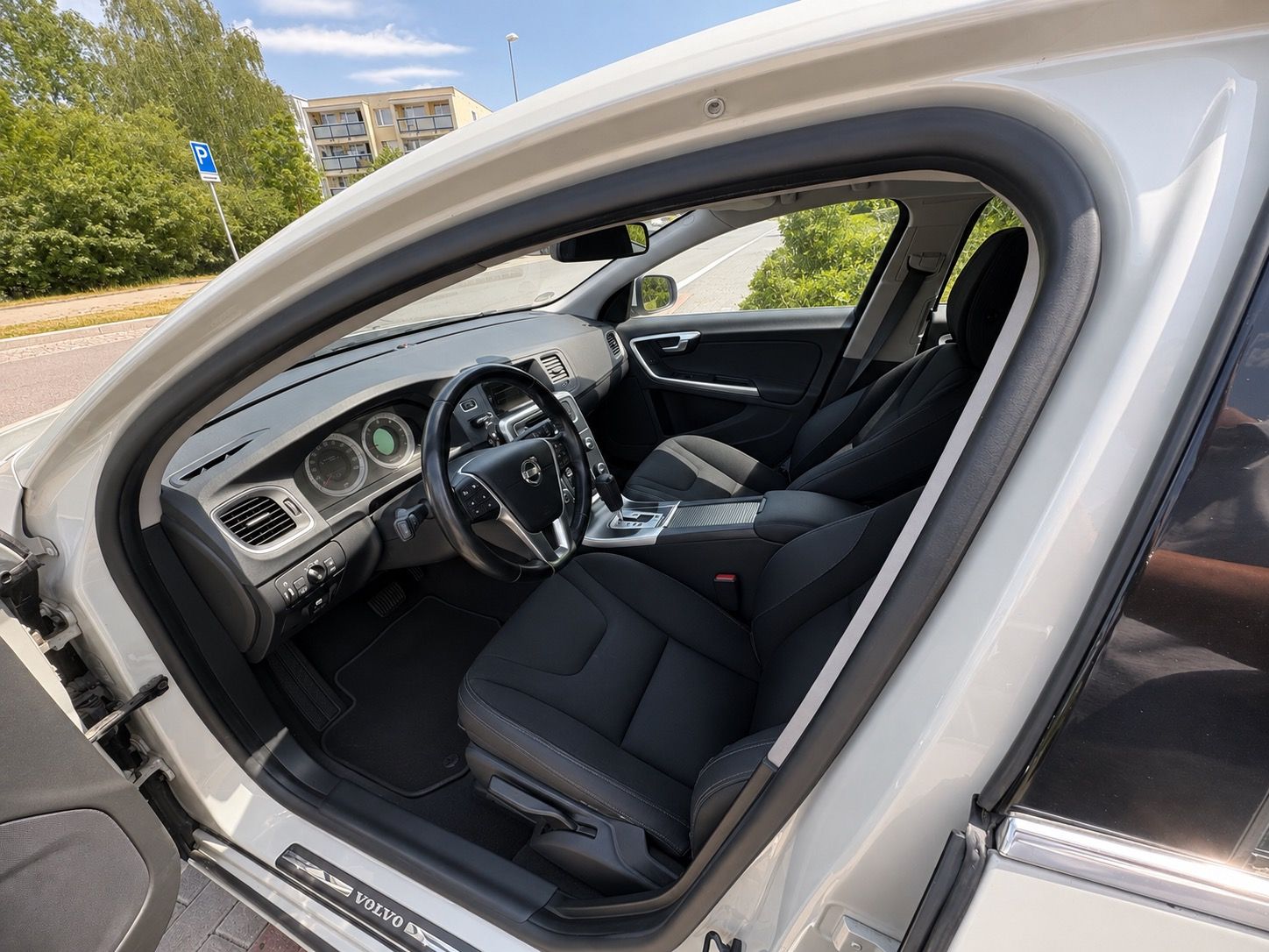 Volvo S60, 2.0 D3 120kW AUTOMAT - fotka 6