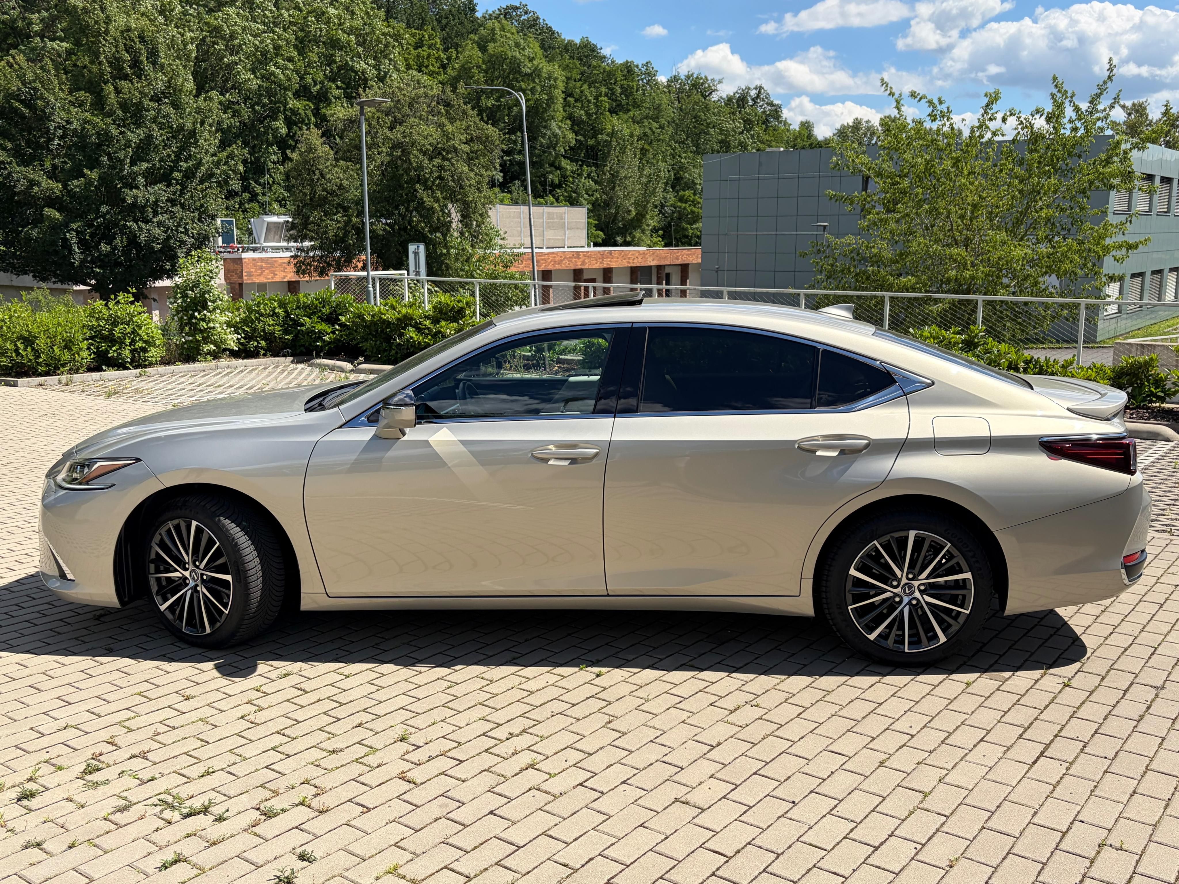 Lexus ES 300h, Business edition - fotka 3