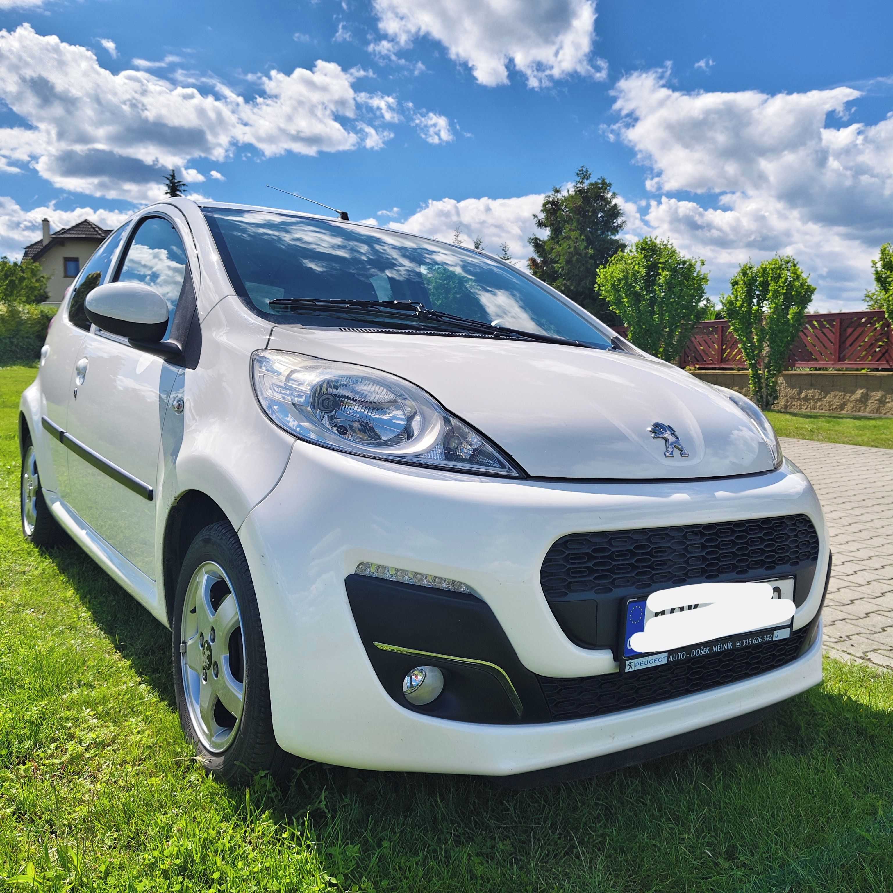 Peugeot 107, kůže/Alcantar, couvací senzory - fotka 3