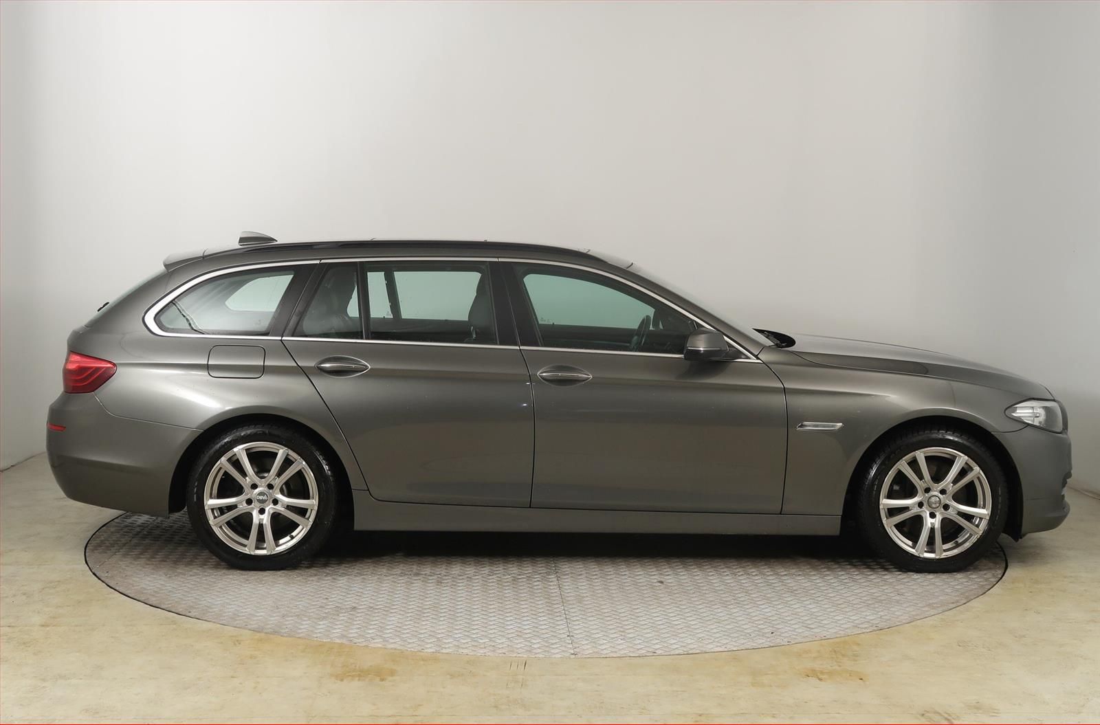 BMW Řada 5, 528i, Automat, Navi - fotka 6