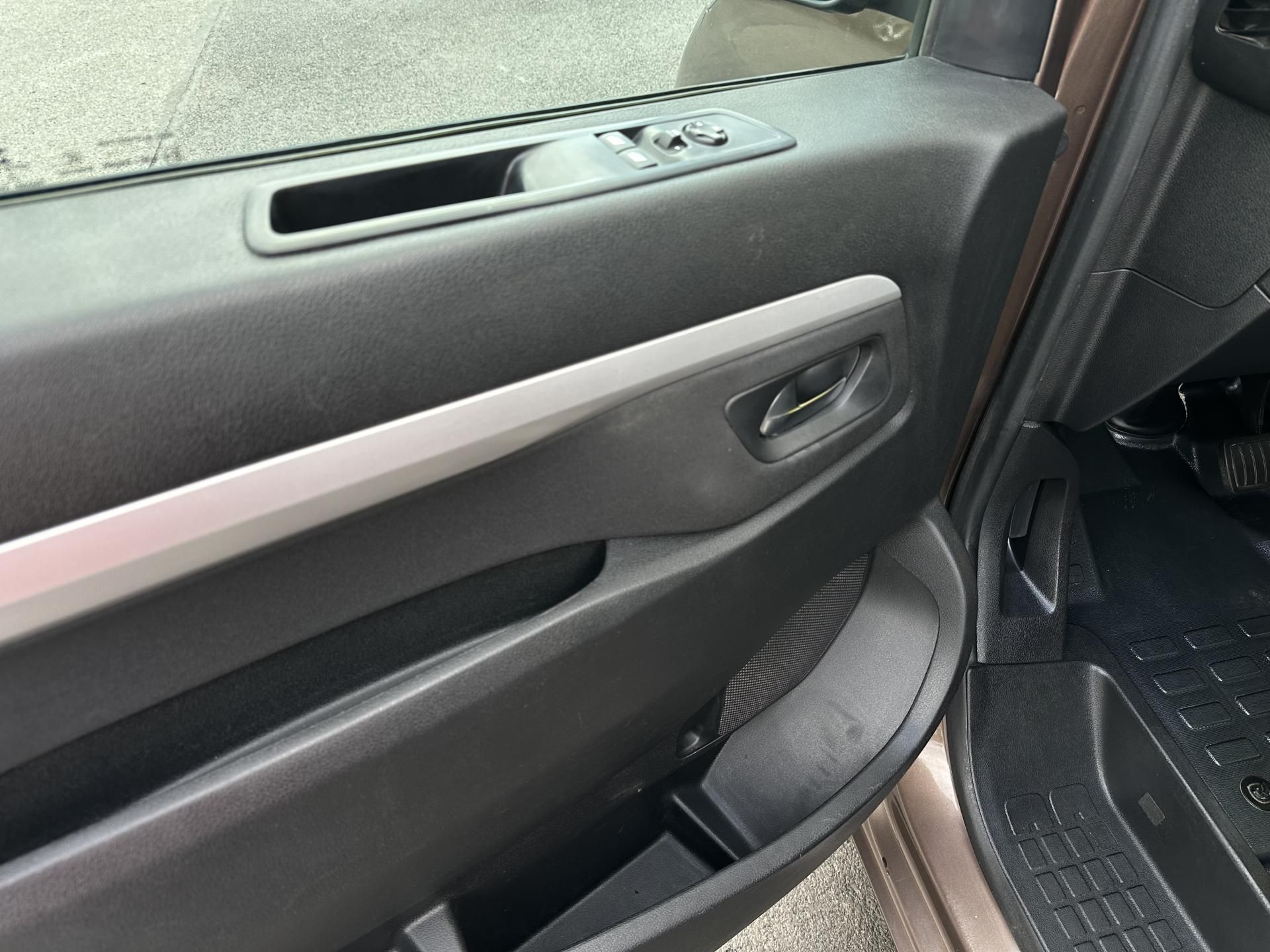 Toyota Proace, AUTOMAT 2.0/130kW ČR * 5.Míst - fotka 5