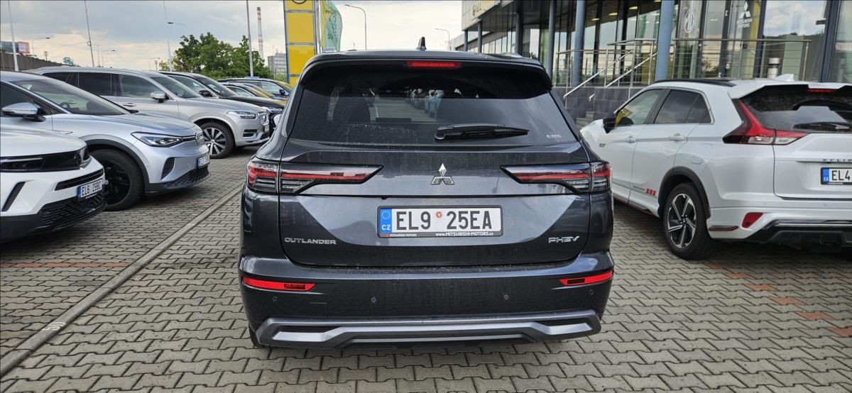 Mitsubishi Outlander, 2,4 PHEV 4x4  INSTYLE - fotka 5