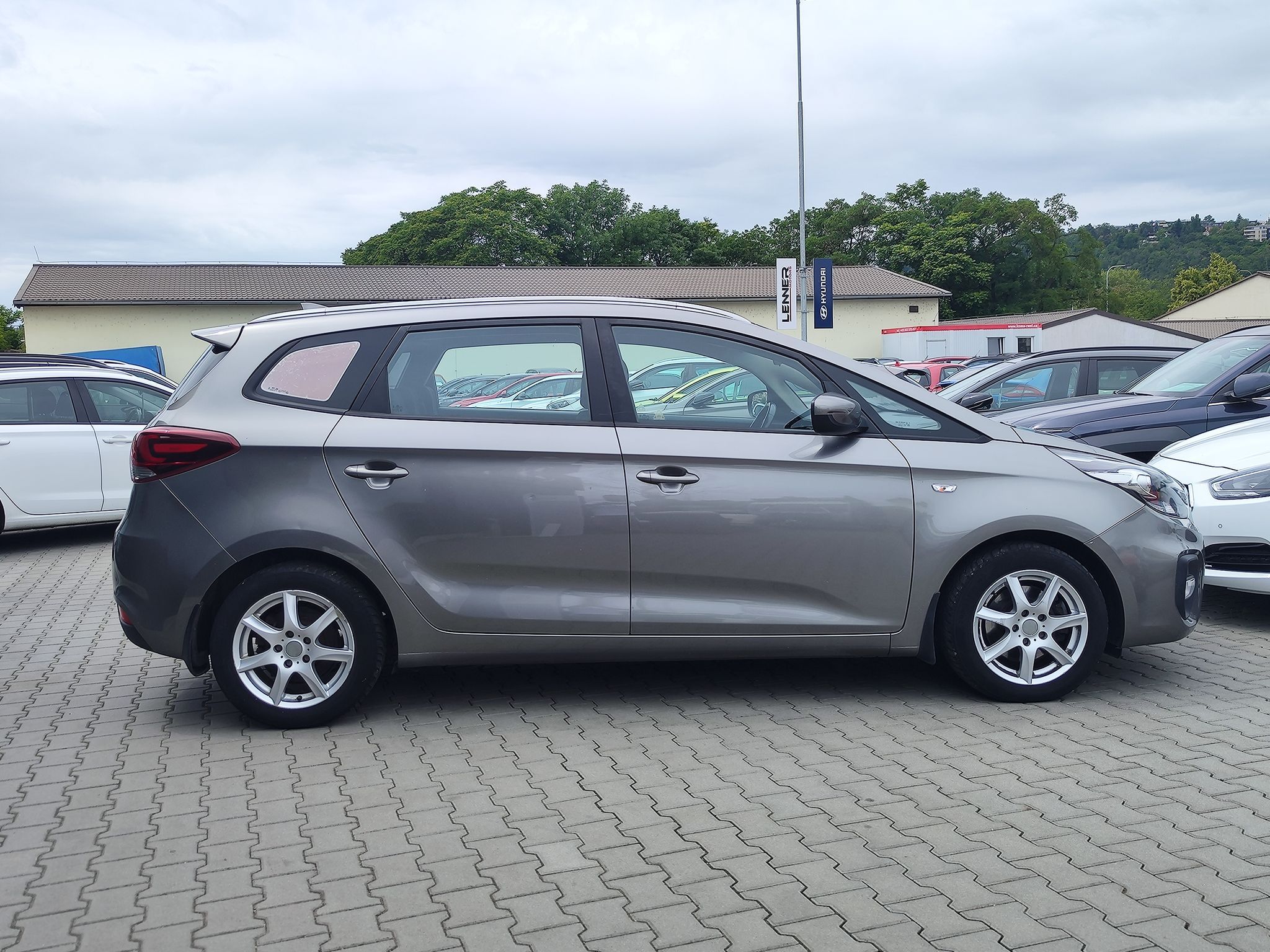 Kia Carens, 1.7 CRDi 7-míst Navi Tažné - fotka 4
