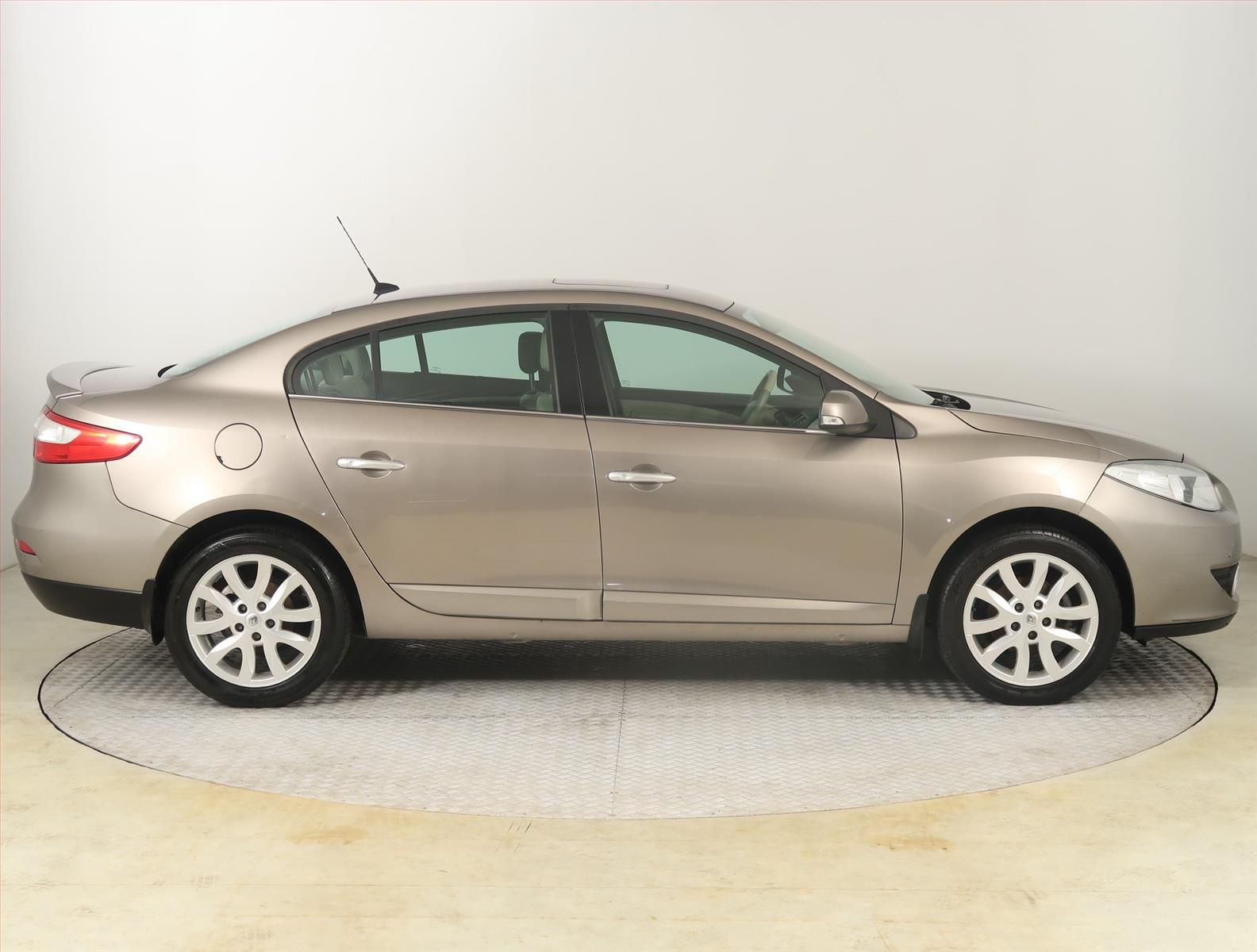 Renault Fluence, 1.6 16V, Automatická klima - fotka 6