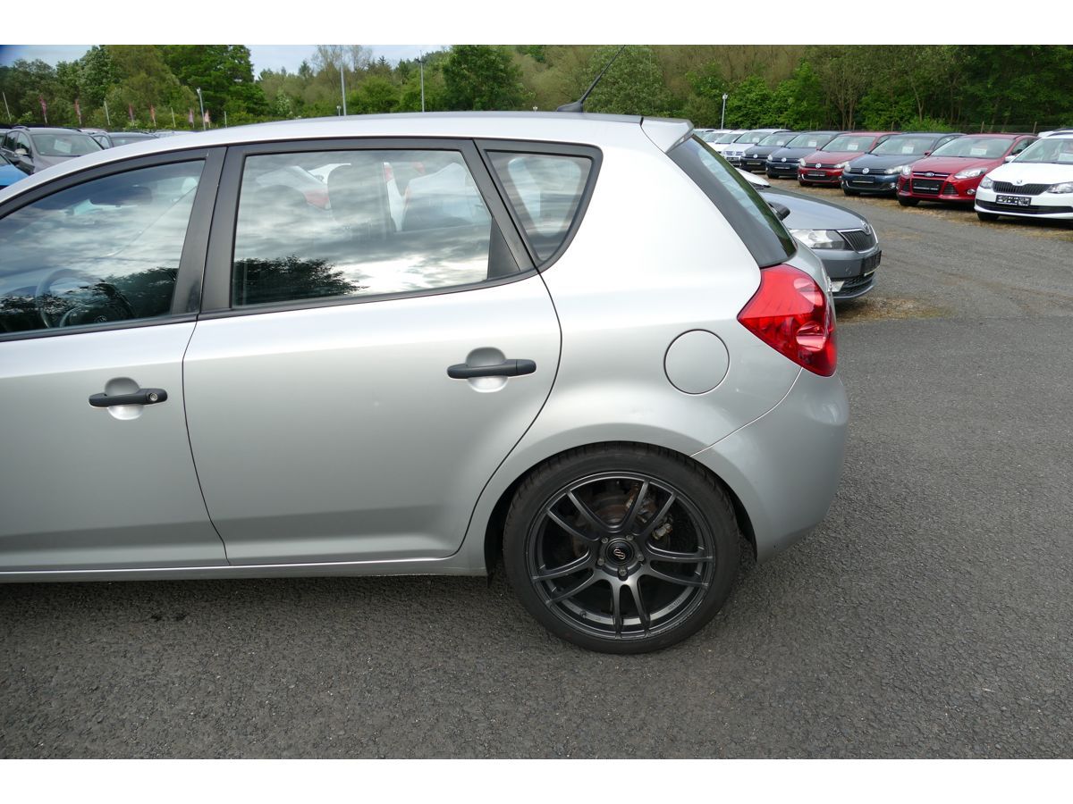 Kia Cee´d, 1,4 80KW KLIMA - fotka 6