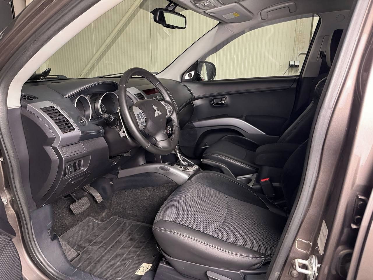 Mitsubishi Outlander, 2.2d 4x4, 7 míst, ČR, Rozvody - fotka 5