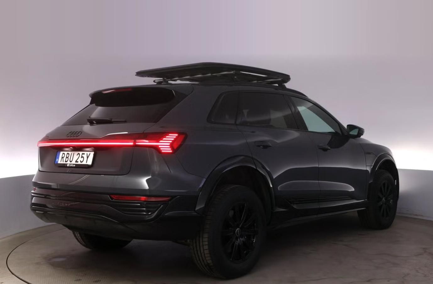 Audi Q8 e-tron, 55 Q SoH 92% 360k HuD Pano. - fotka 4