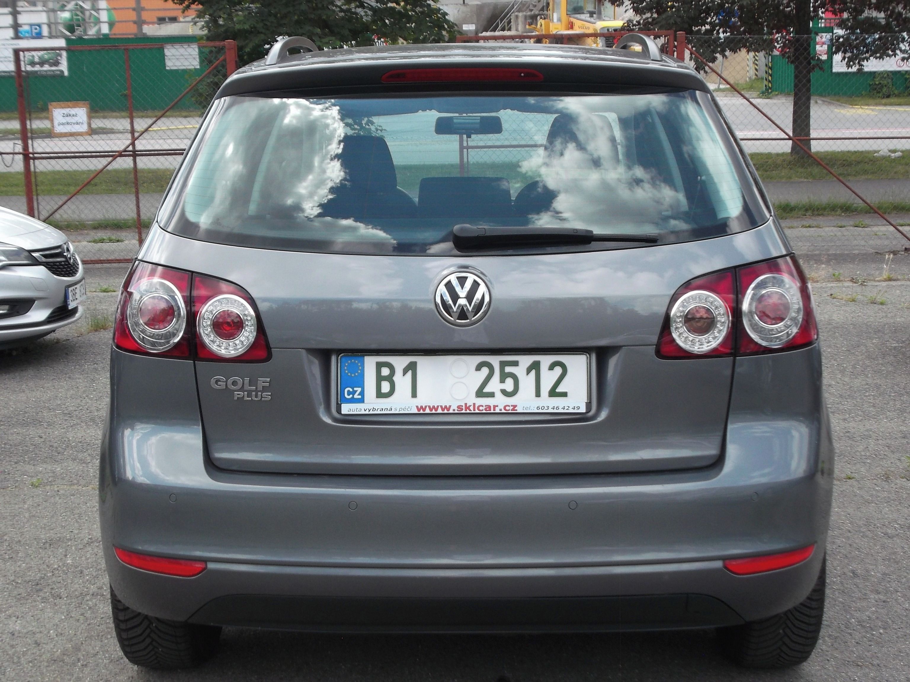 Volkswagen Golf Plus, 1,6Mpi aut.klim,parksenz,servi - fotka 6