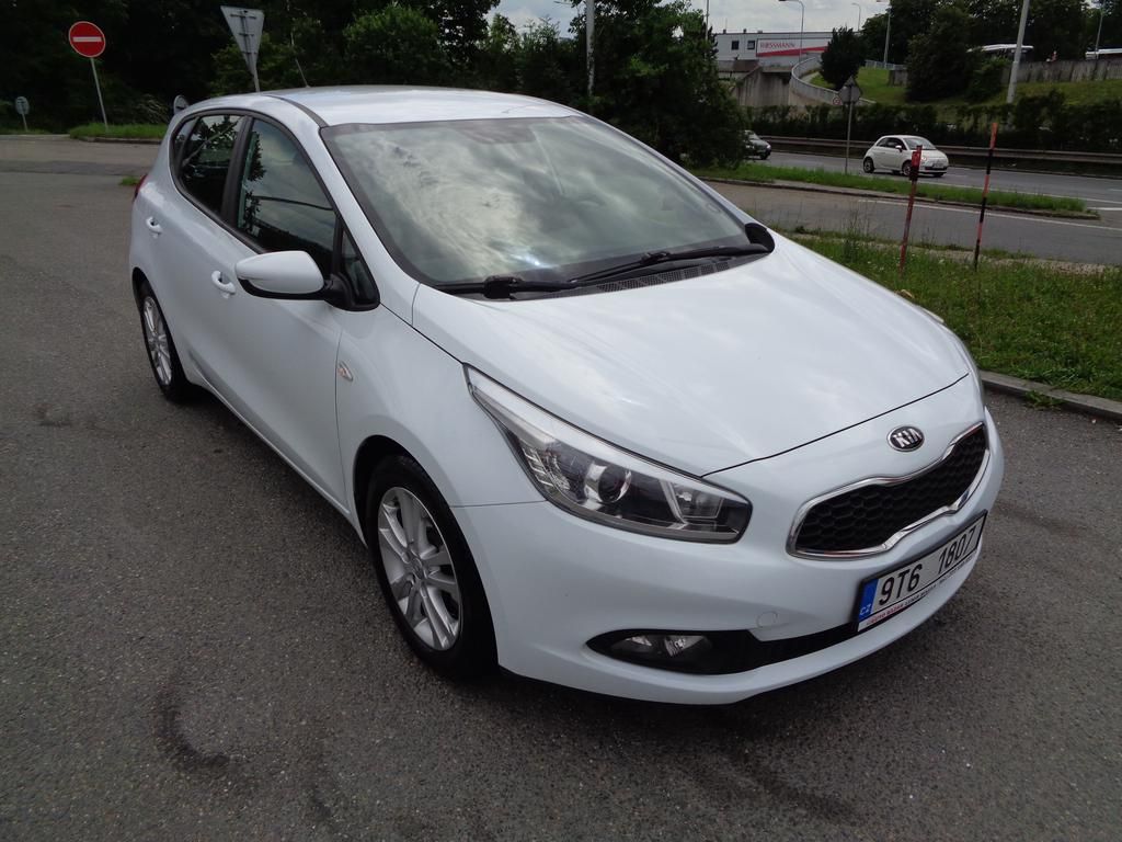 Kia Cee´d, 1.4  CVVT,KOUPENO ČR,1.MAJITEL - fotka 4