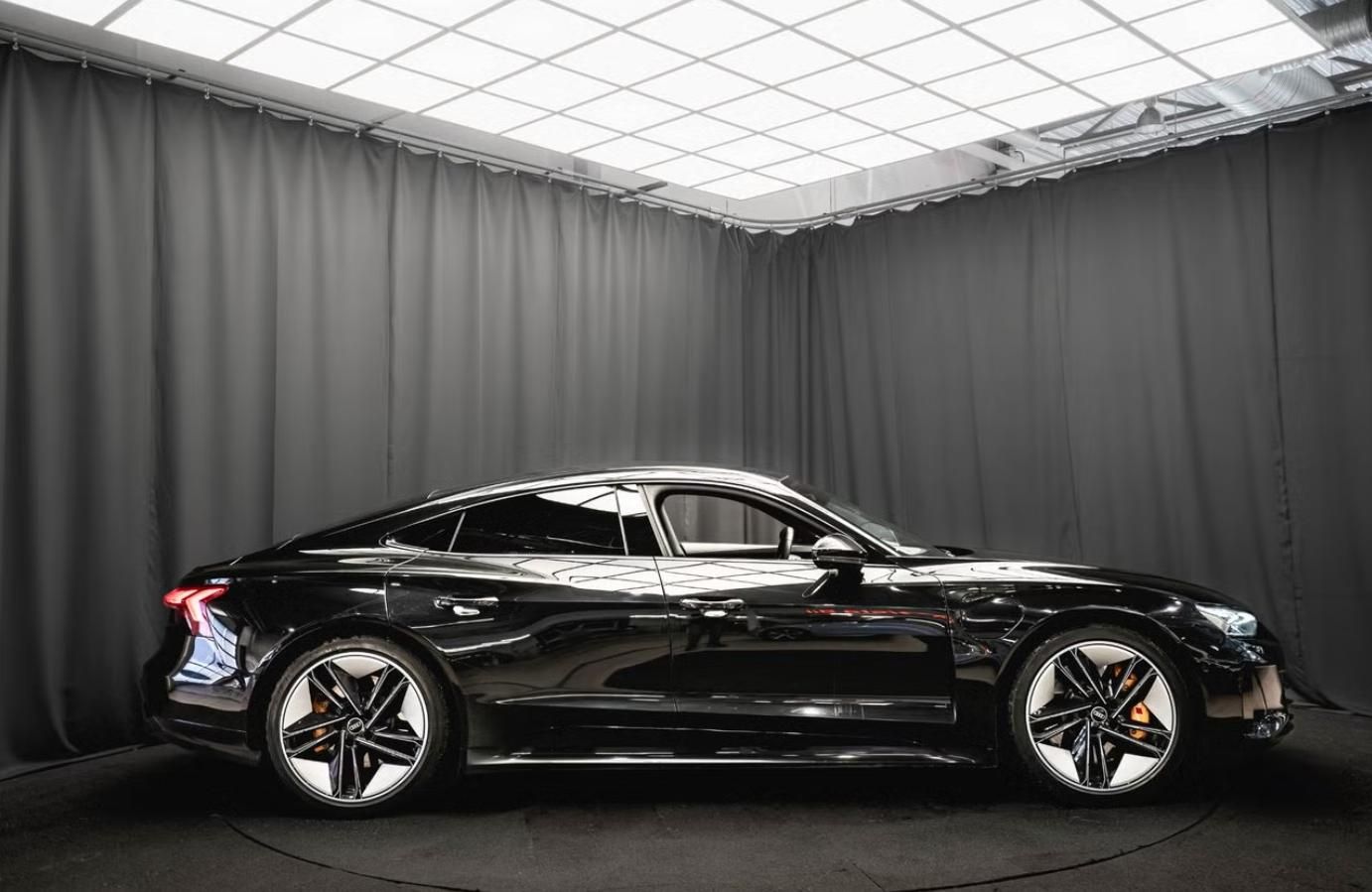Audi e-tron GT, Q SoH 92% 360k HuD Vzduch Pano - fotka 5