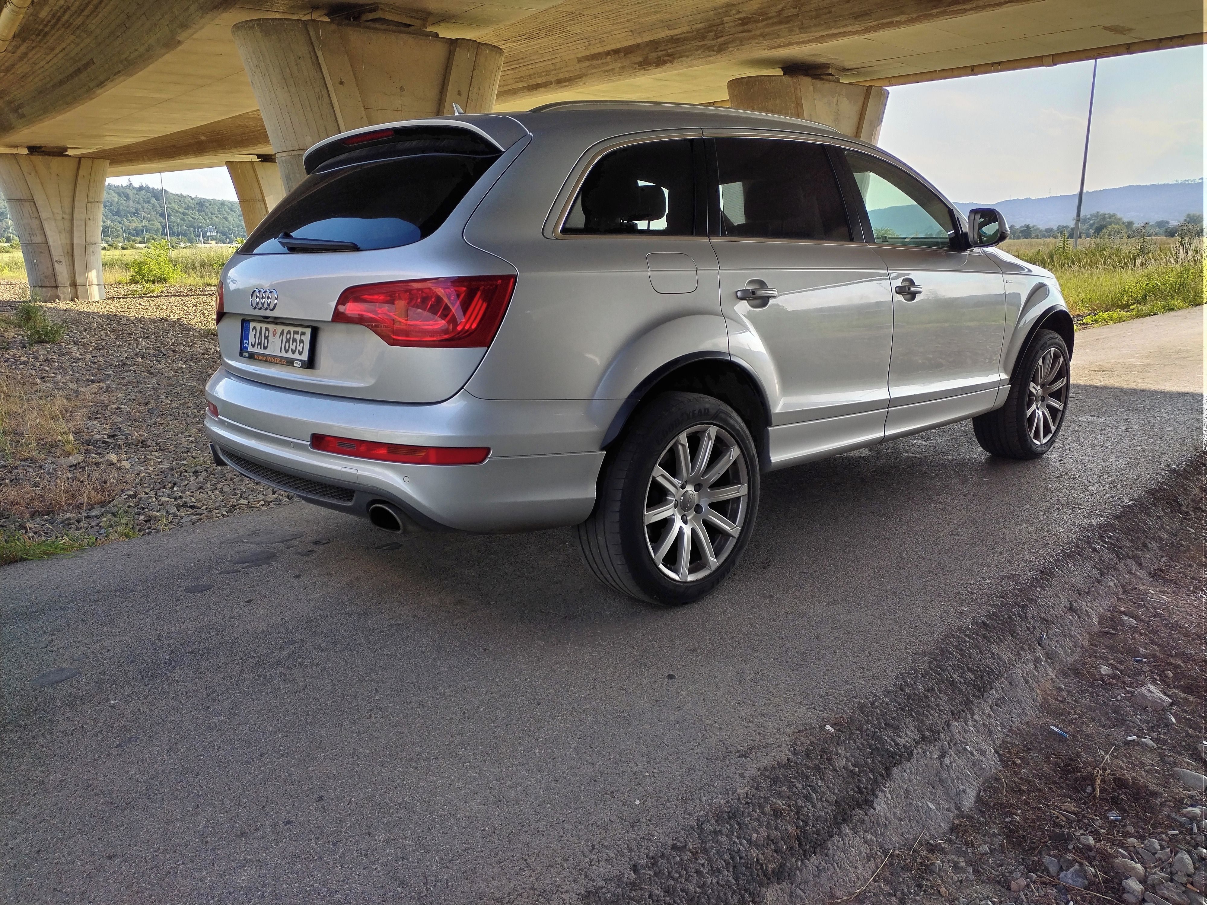 Audi Q7, S-line 180kW  ČR, max výbava - fotka 5