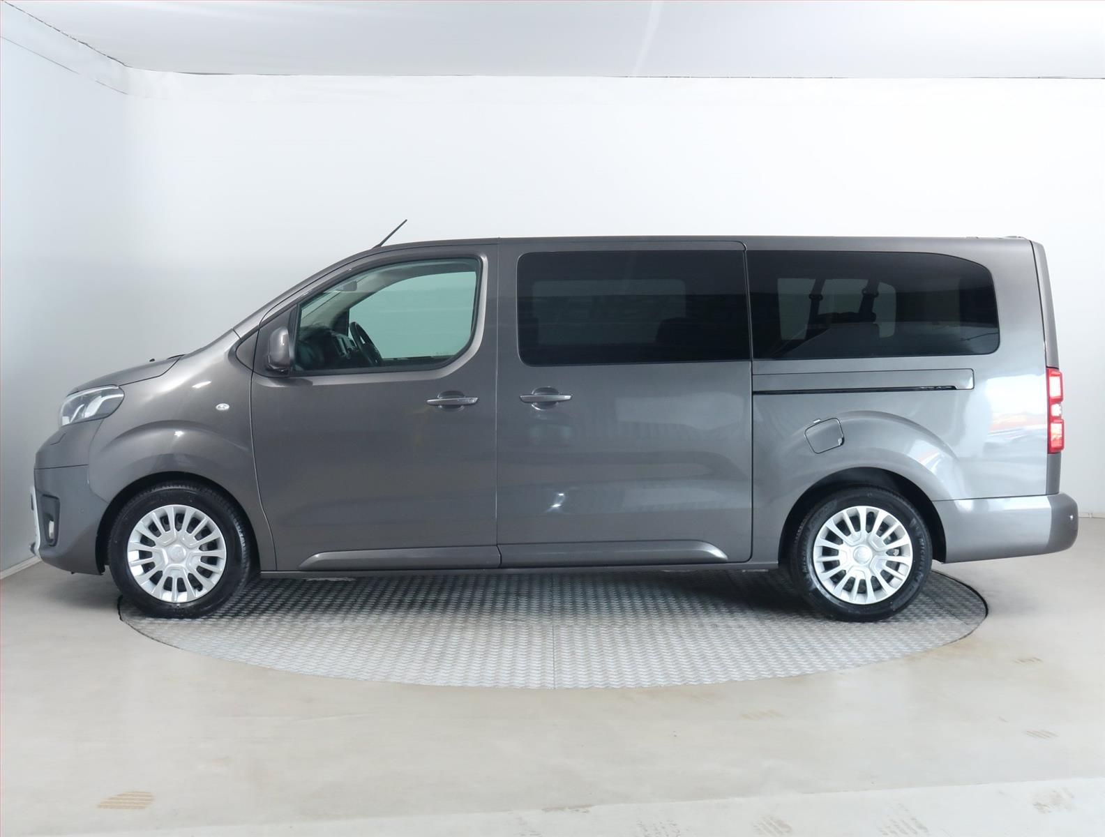 Toyota Proace Verso, 2.0 D-4D - fotka 3