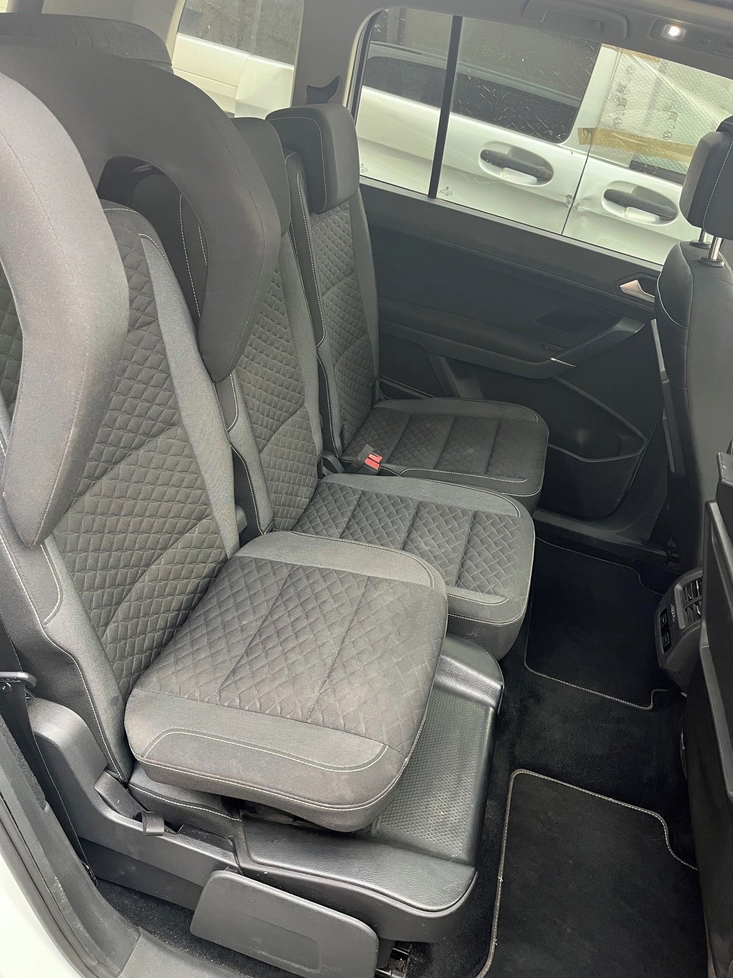 Volkswagen Touran, 1,6 TDI manuál, nová technická - fotka 6