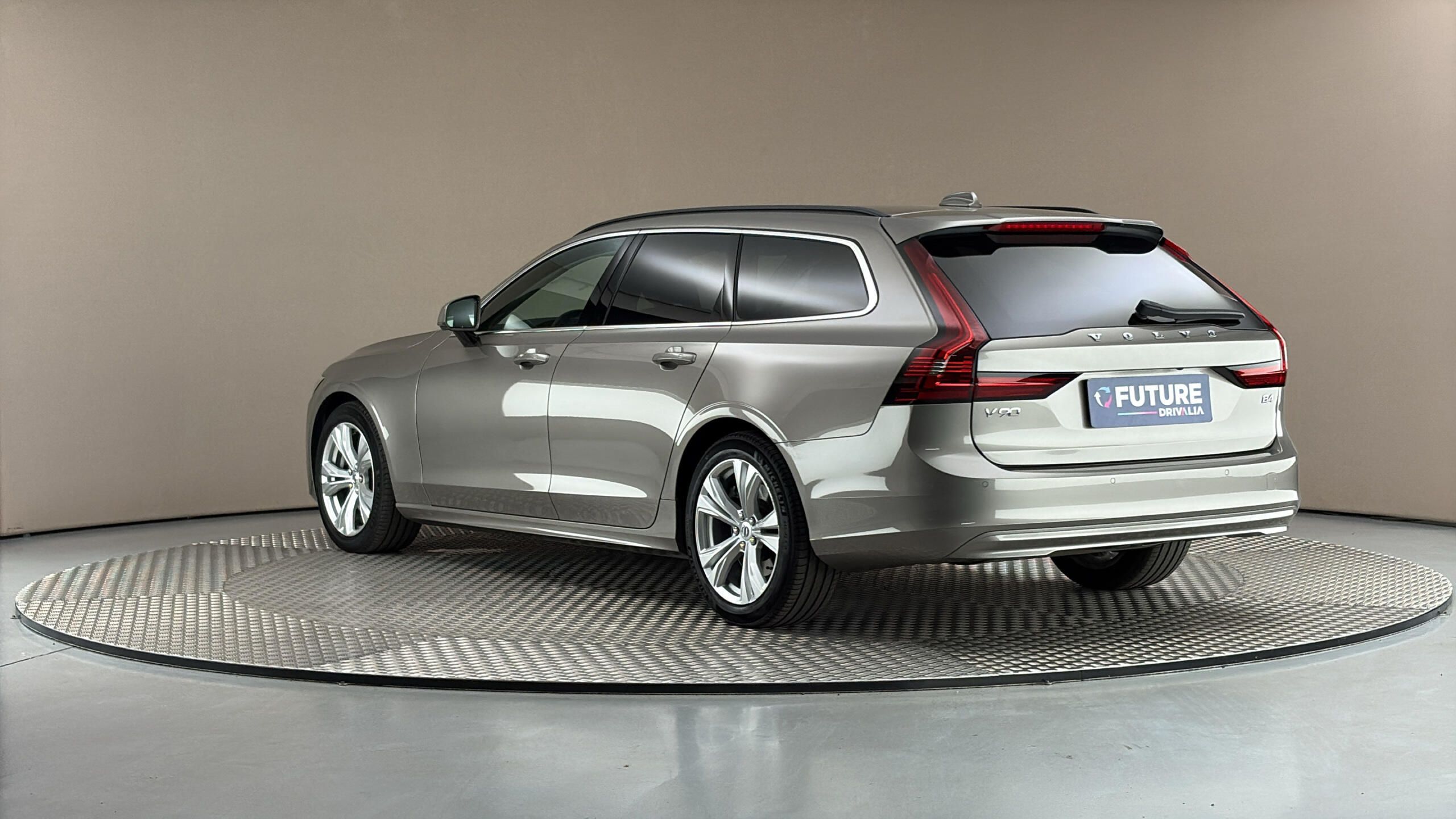 Volvo V90, 2.0 B4 AUT Momentum Pro - fotka 2