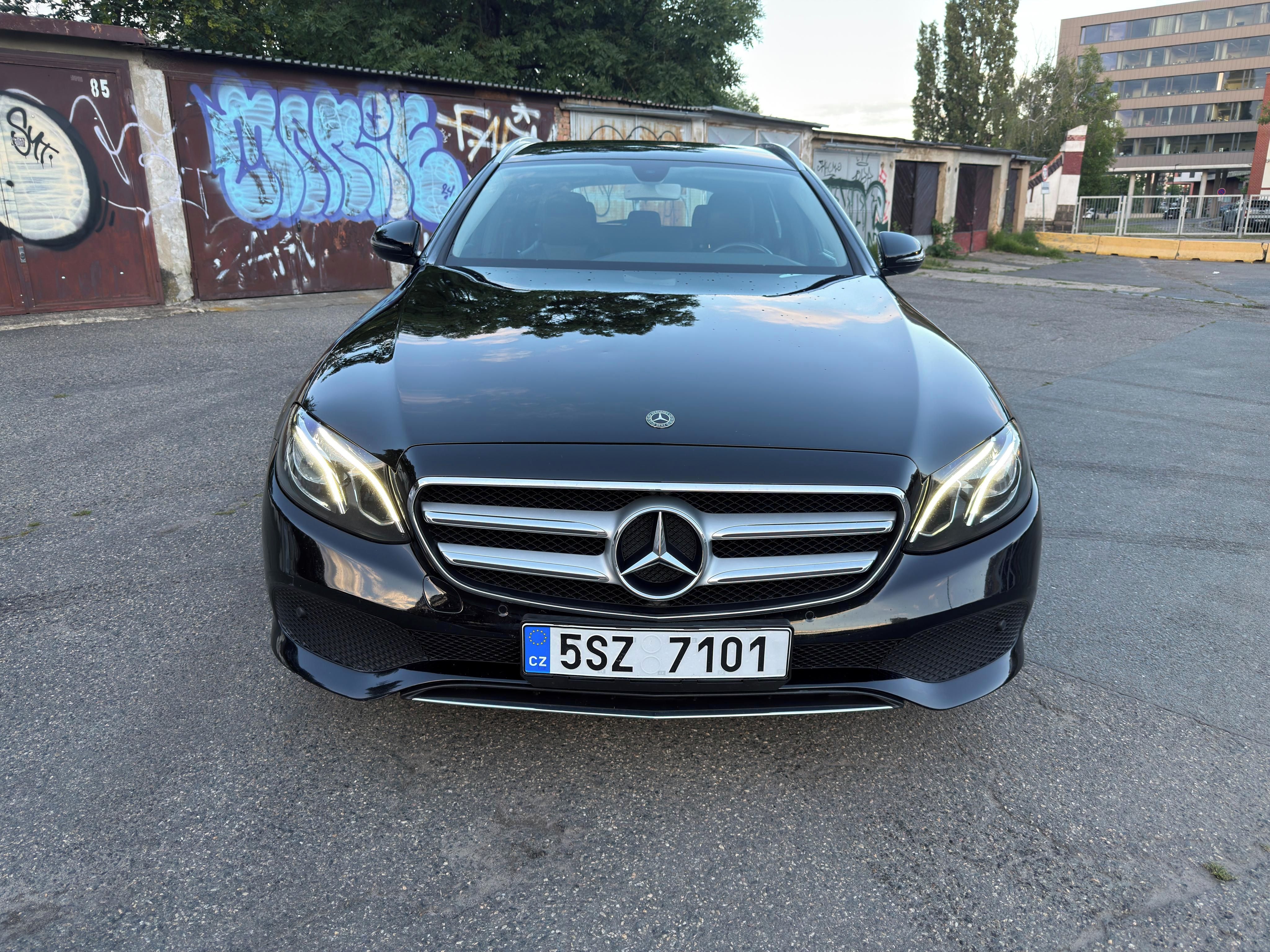 Mercedes-Benz Třídy E, 220d, servisováno - fotka 3
