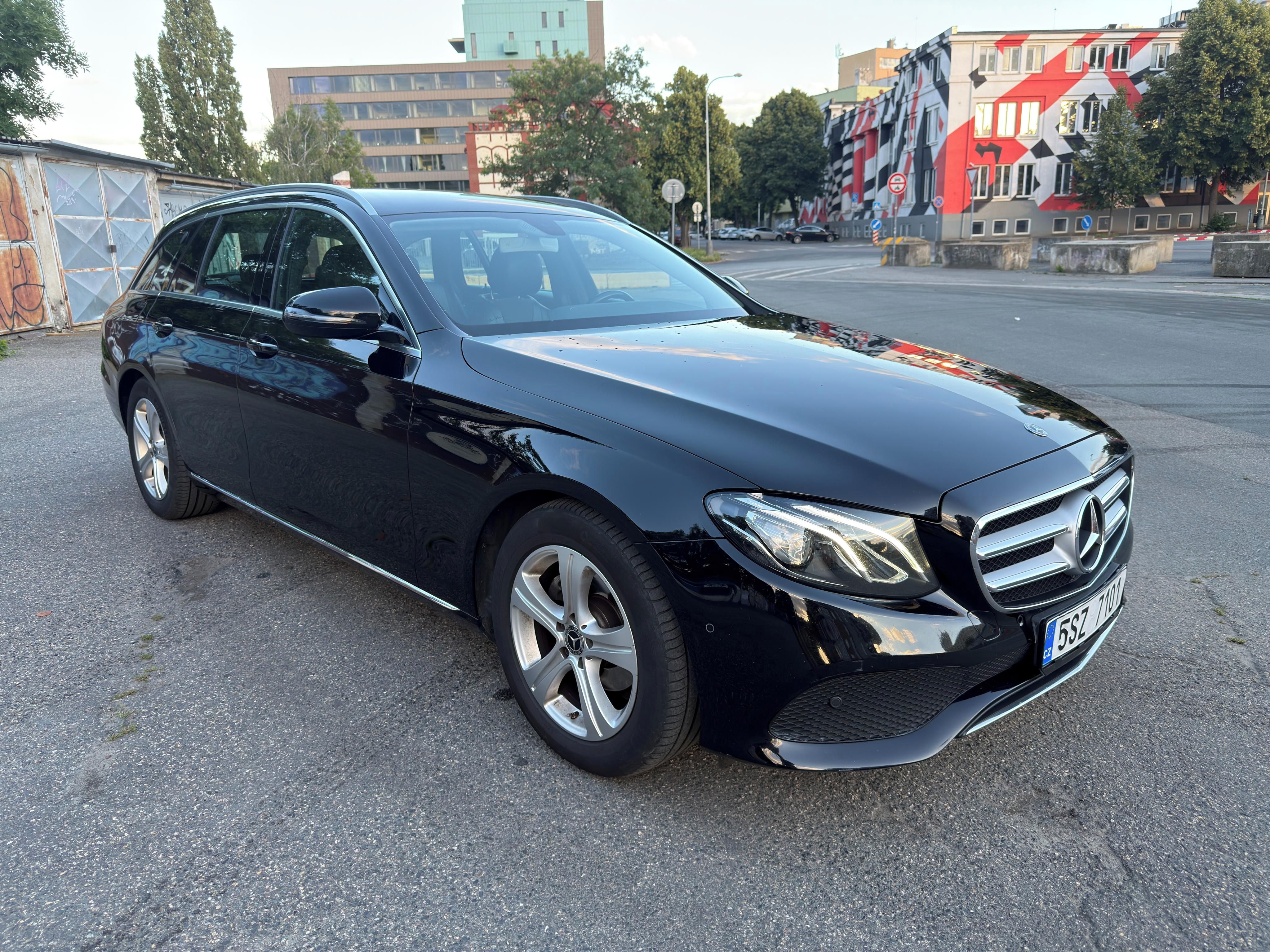 Mercedes-Benz Třídy E, 220d, servisováno - fotka 4