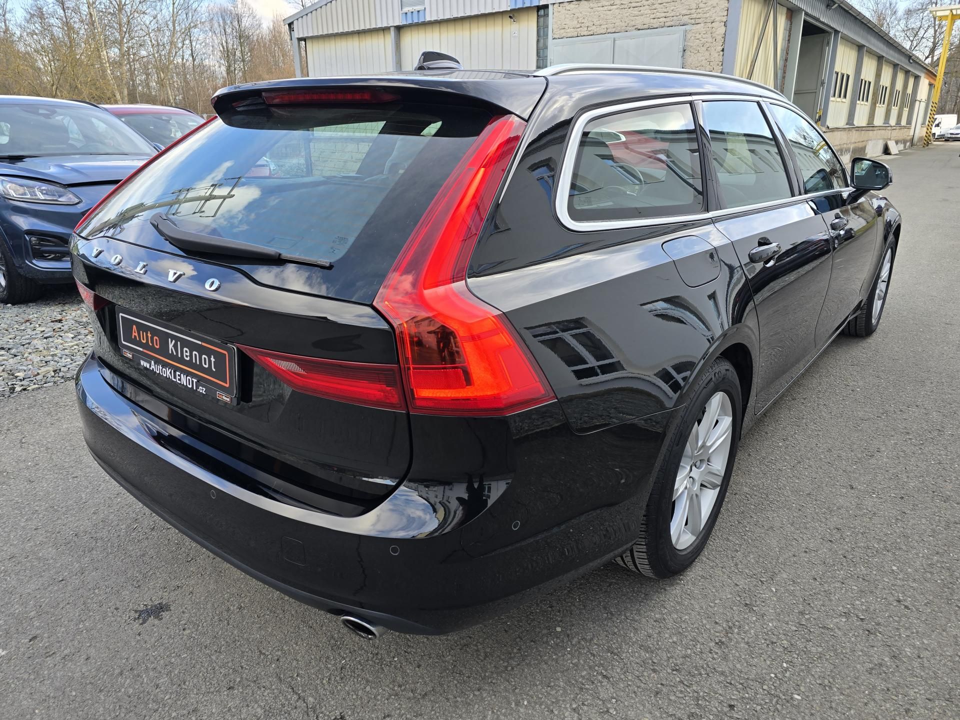 Volvo V90, D4 2,0 140kW 4x4 DPH MOMENTUM - fotka 4