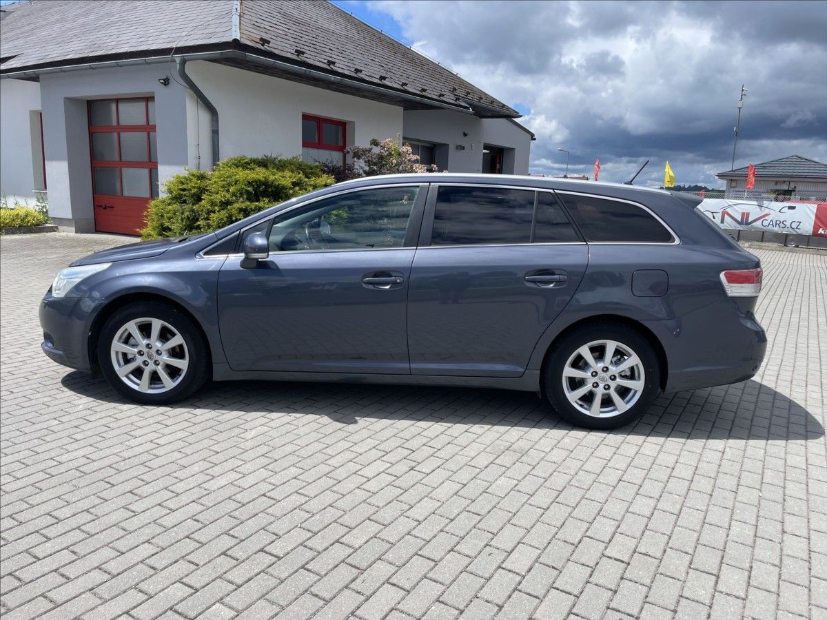Toyota Avensis, 2,0 D-4D, 93 kw Klima, bez kor - fotka 2