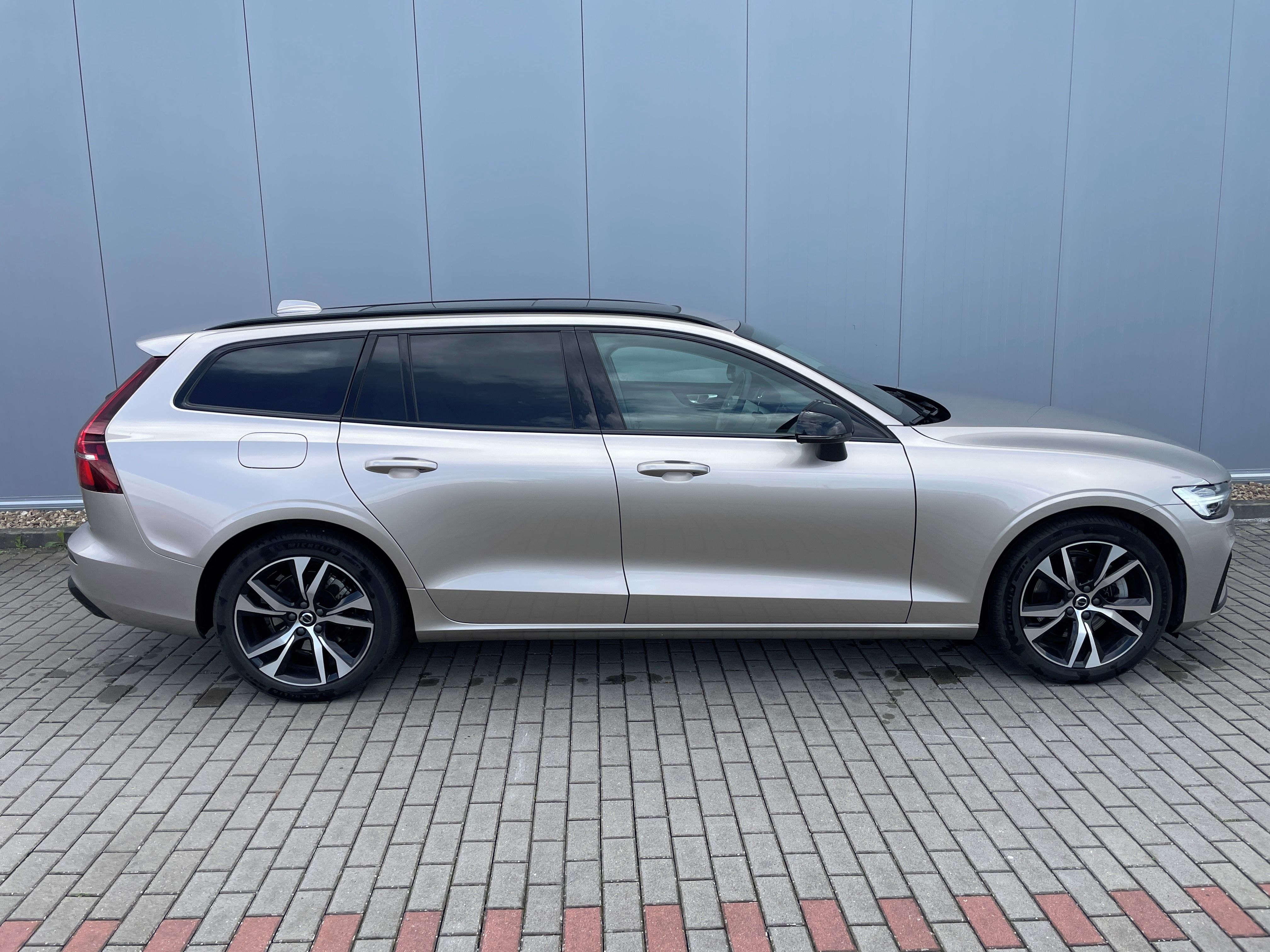 Volvo V60, B4 FWD ULTRA Dark - fotka 5