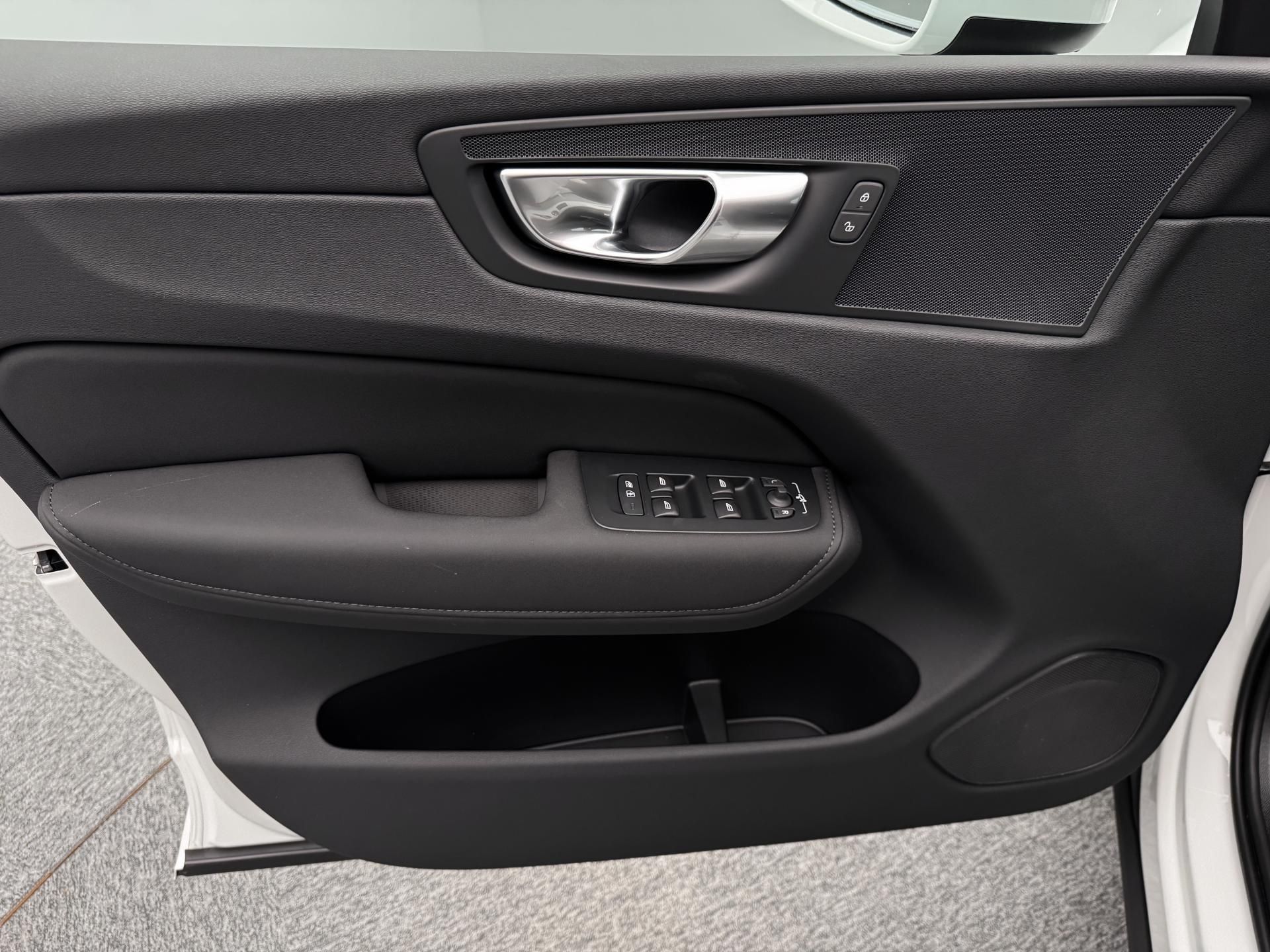 Volvo XC60, B5 AWD AUT ESSENTIAL - fotka 6