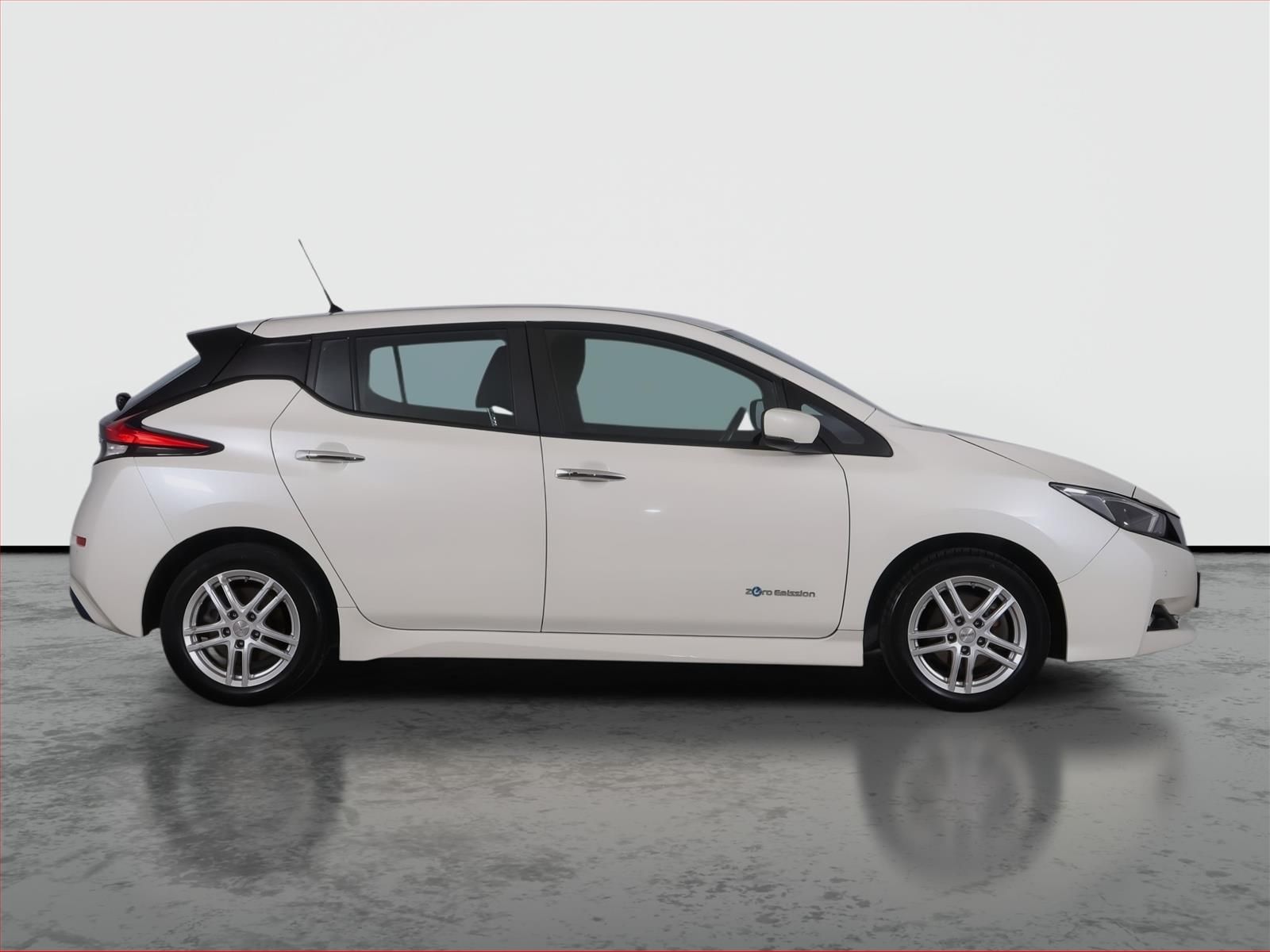 Nissan LEAF, 40 kWh, SoH 87%, Automat - fotka 6