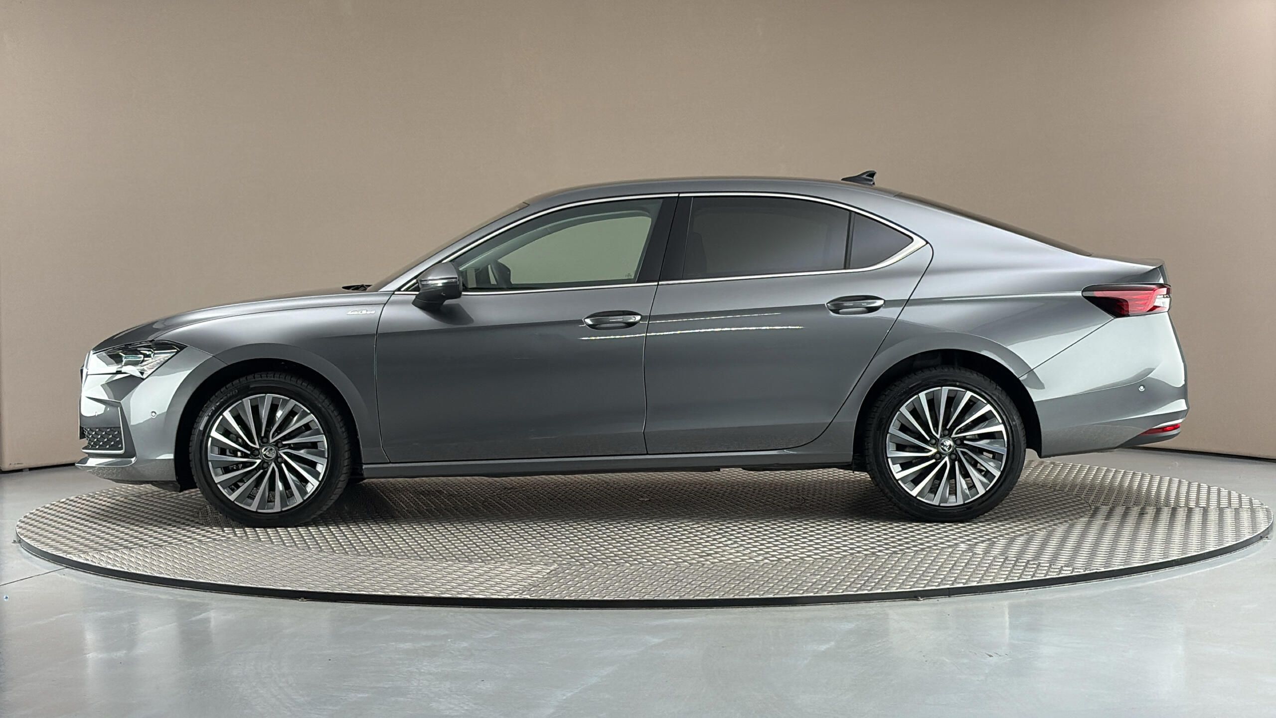 Škoda Superb, 2.0 TDI DSG 4x4 L&K - fotka 4