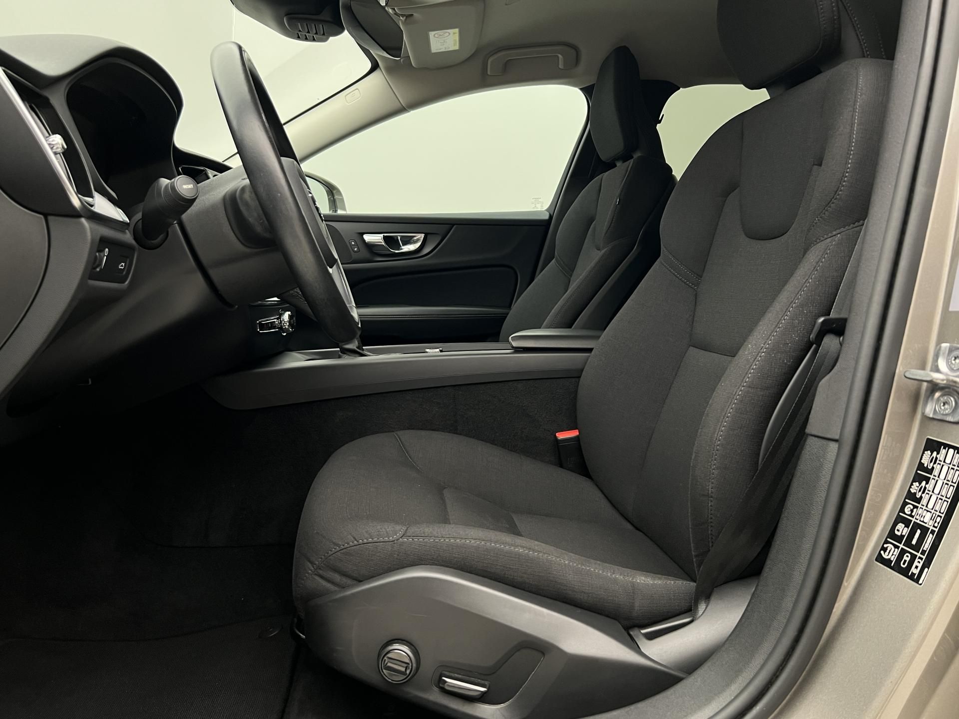 Volvo V60, D3 MOMENTUM PRO AUT - fotka 3