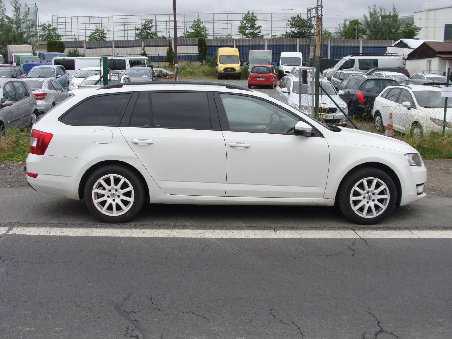 Škoda Octavia, 1.6 TDi, 66 kW, klimatizace - fotka 6