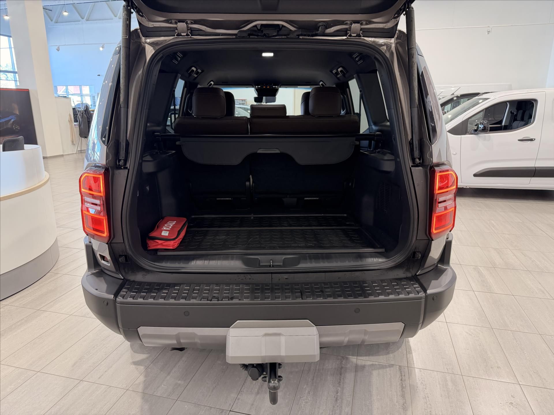 Toyota Land Cruiser, 2,8 Executive  (204k) MHEV - fotka 5
