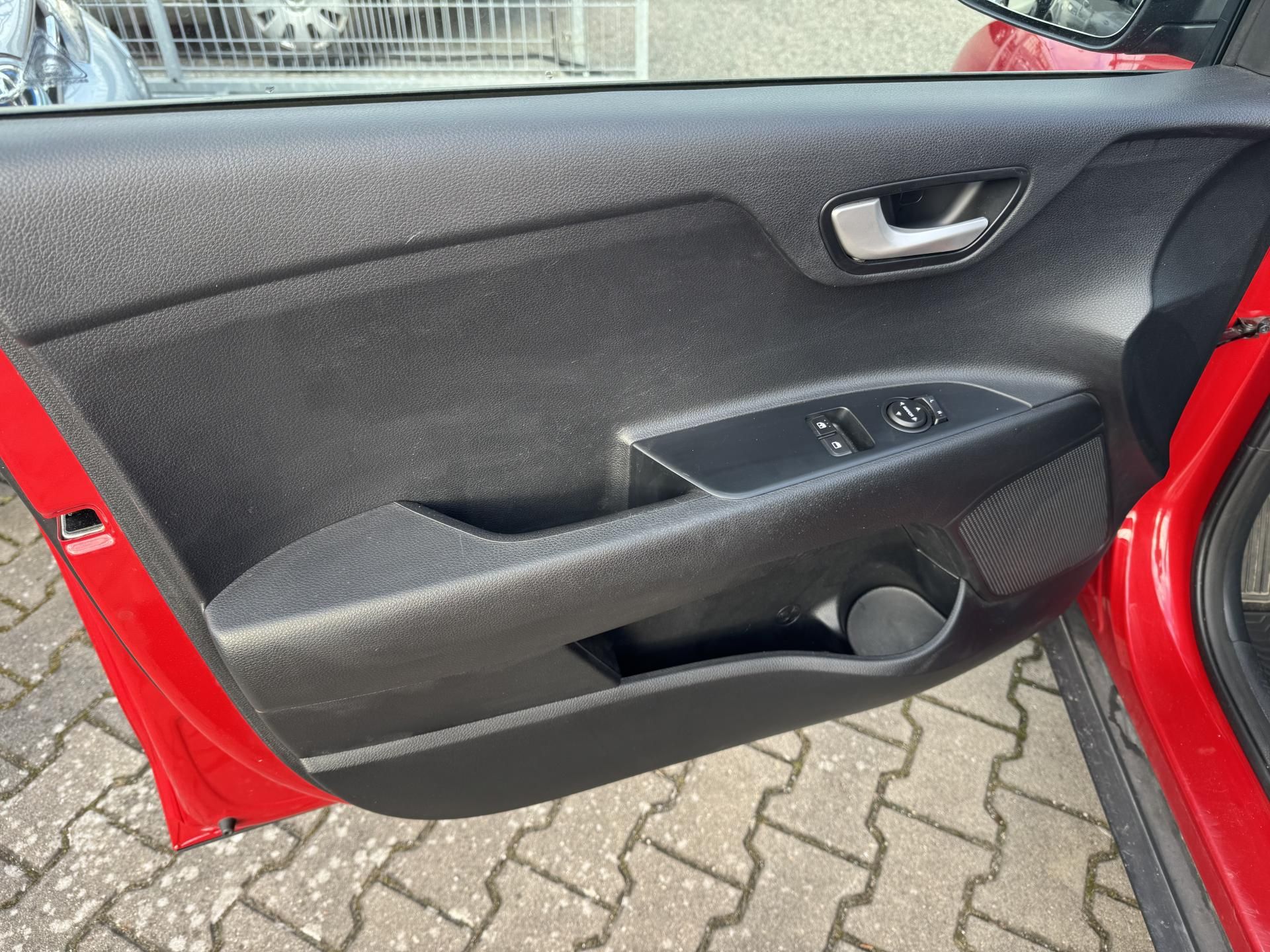Kia Stonic, 1,25 CVVT, ČR, 1.MAJ. - fotka 6