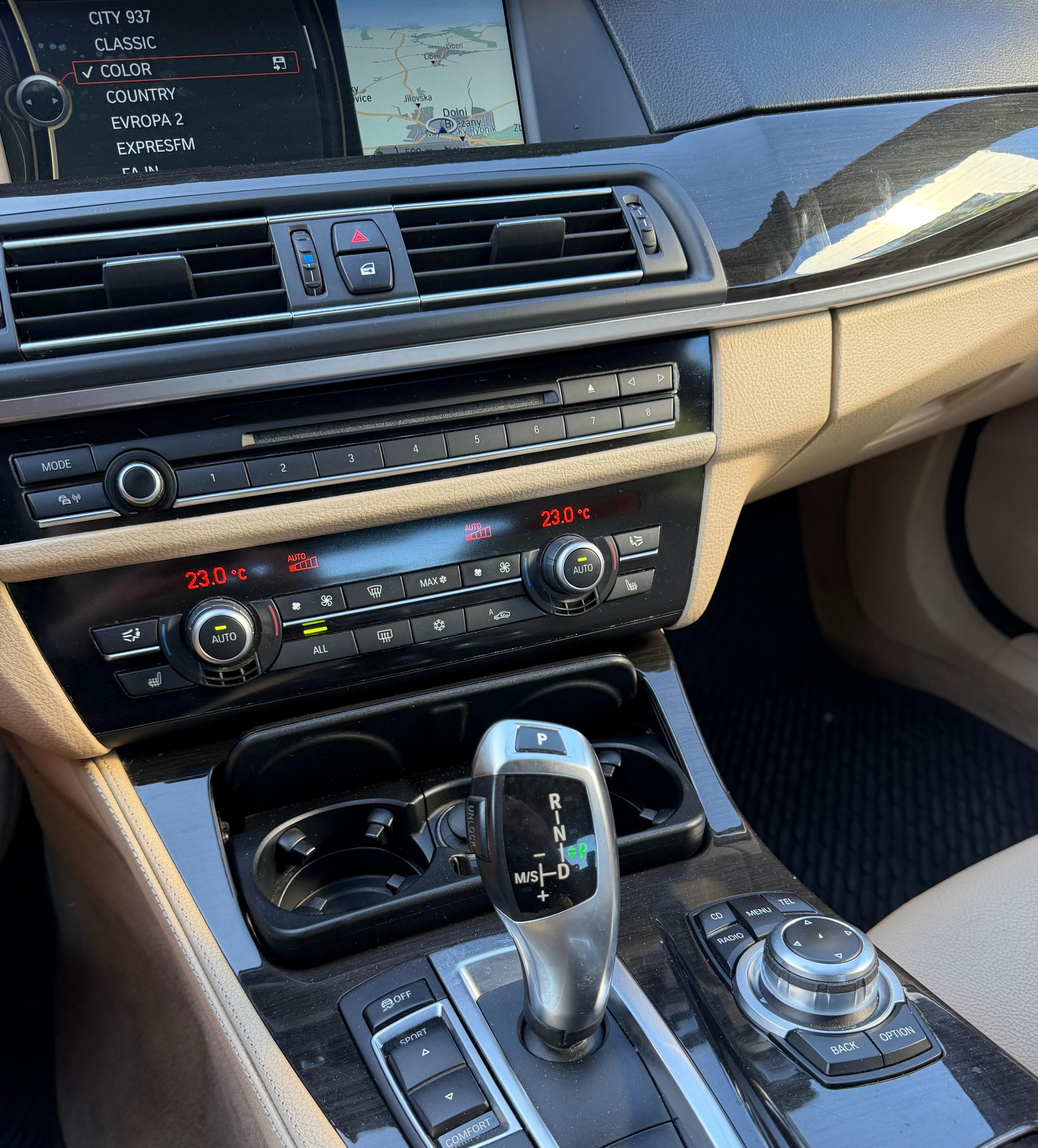 BMW Řada 5, 530d xDrive M-paket ČR 190kW - fotka 4