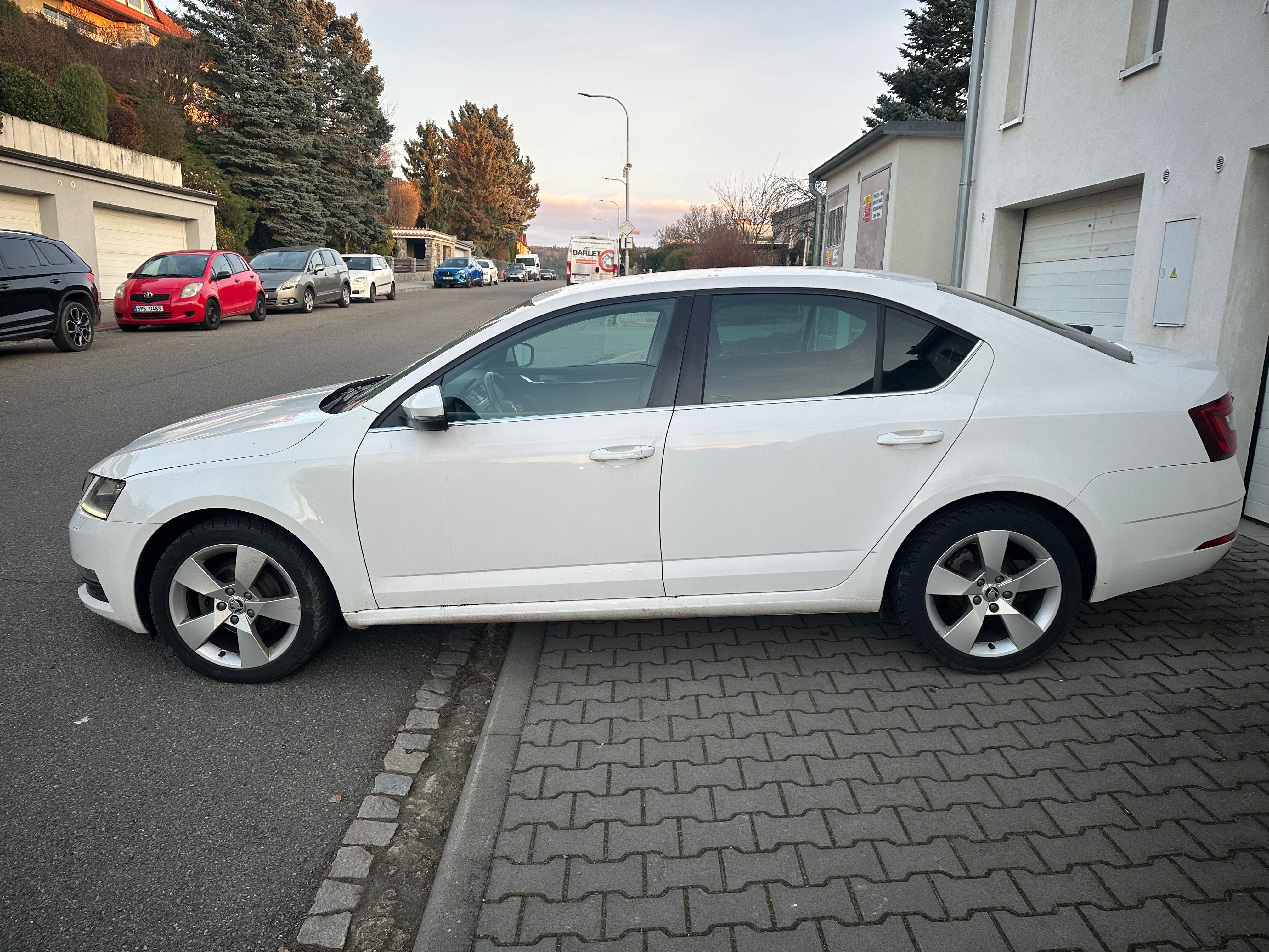 Škoda Octavia, 1.6tdi, ČR, LED, vyhřev - fotka 2