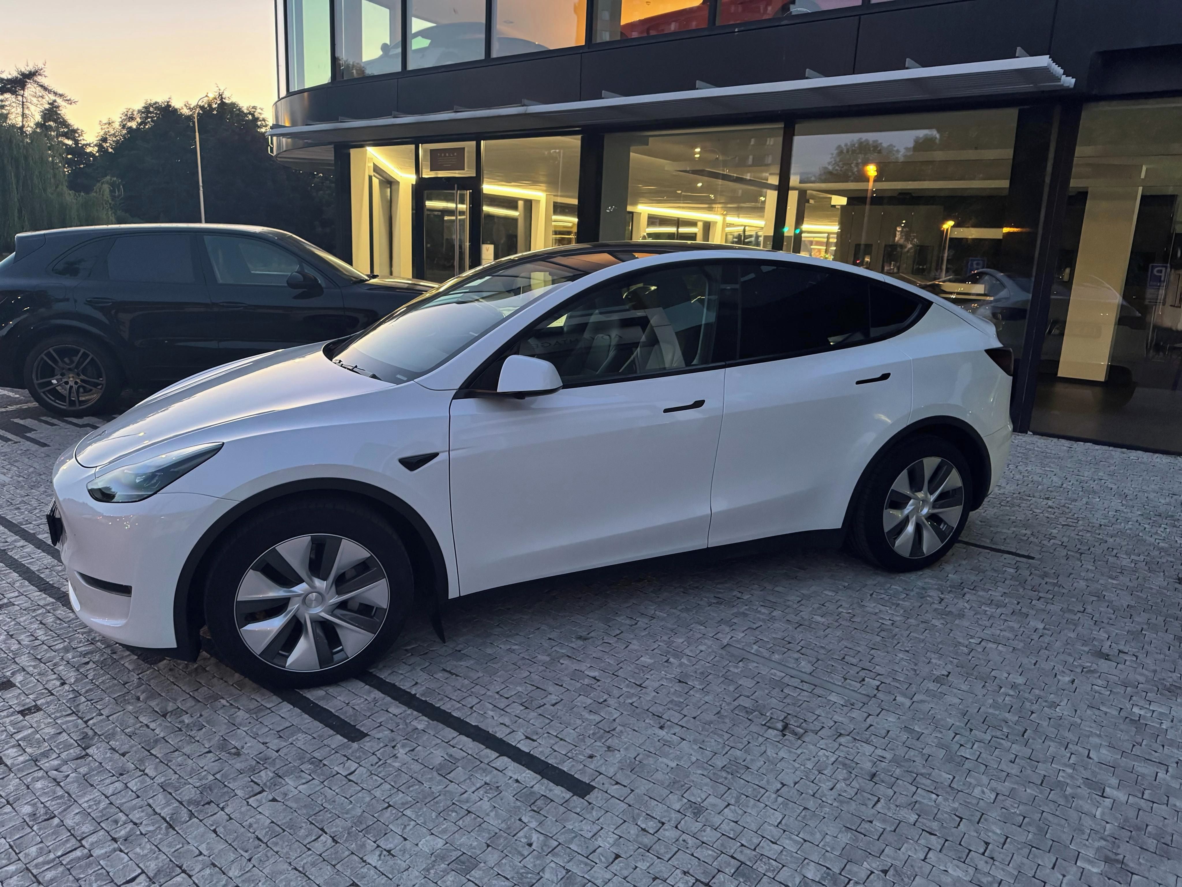 Tesla Model Y, LR AWD SoH 95% (HW4) ČR tažné - fotka 3