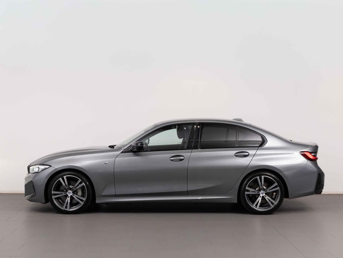 BMW Řada 3, 330i xDrive - fotka 2