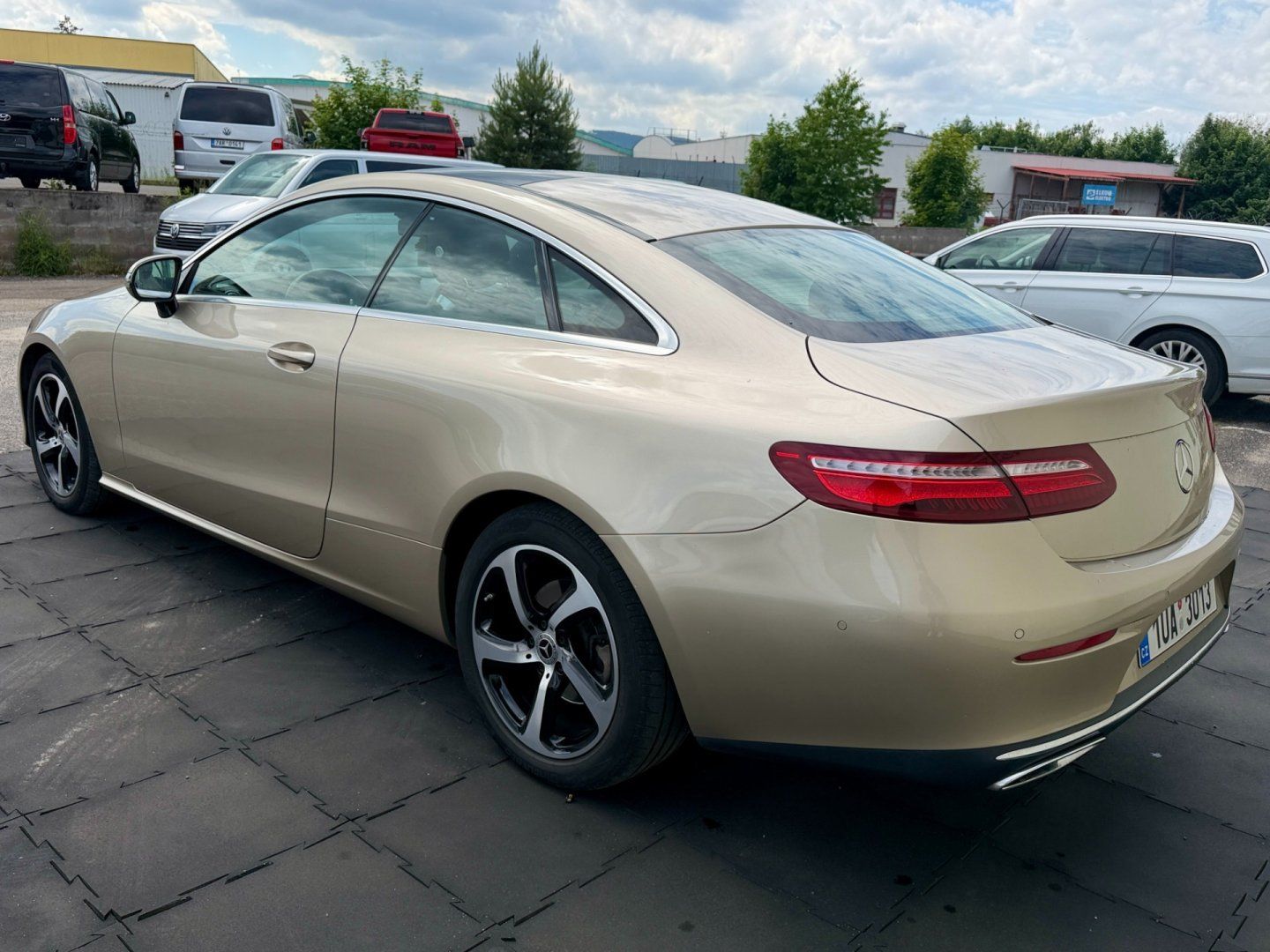 Mercedes-Benz Třídy E, E220D 120kW Harman/Kardon, DPH - fotka 5