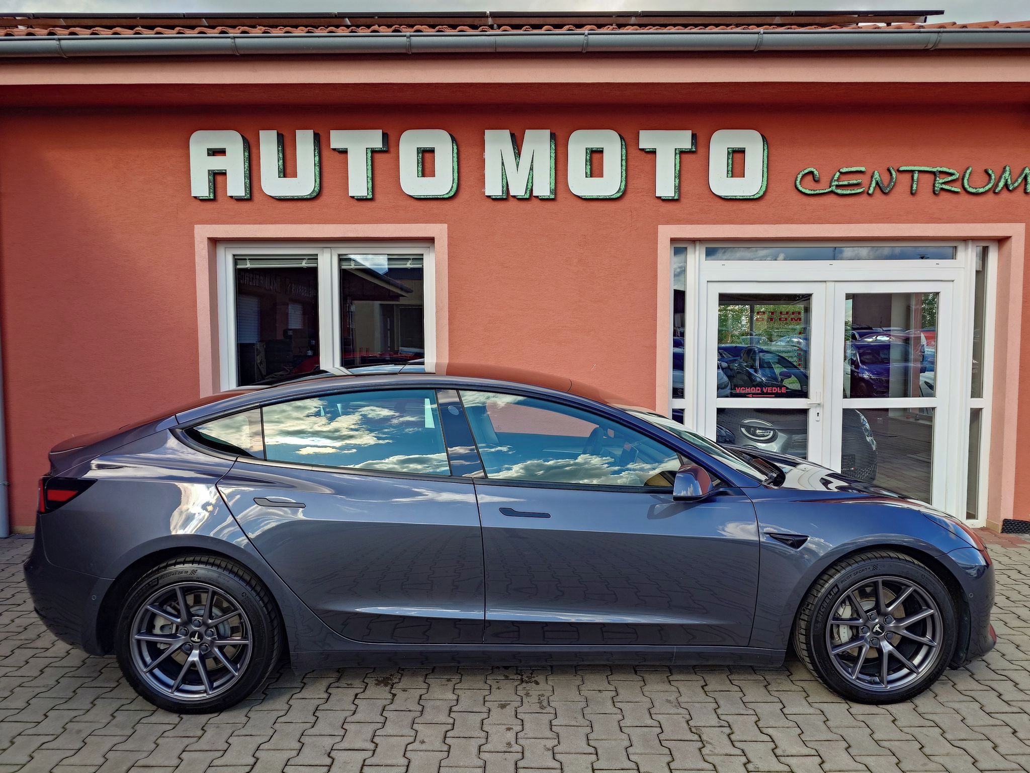 Tesla Model 3, Standard plus RWD 220kW SOH 91 - fotka 2