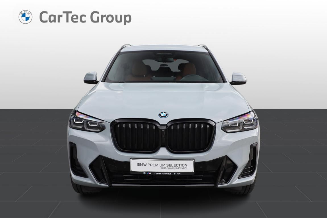 BMW X3, xDrive30e - fotka 2