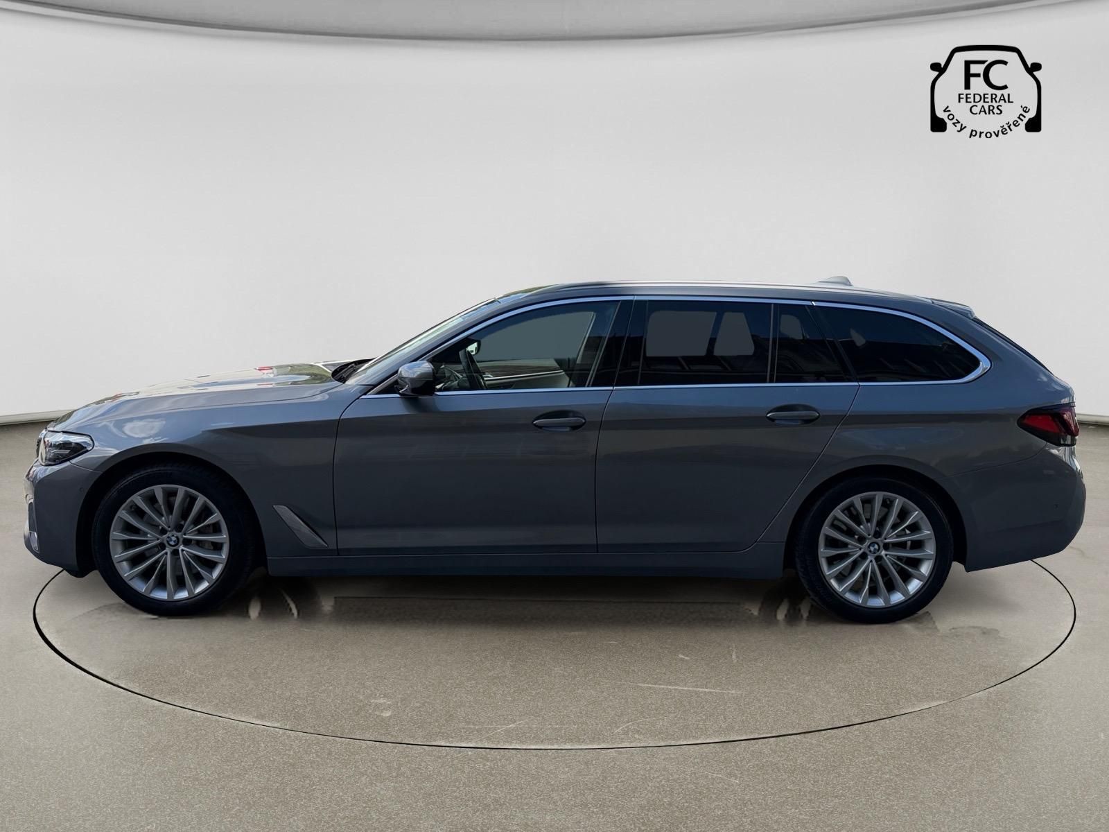 BMW Řada 5, 530d Touring xDrive - fotka 2