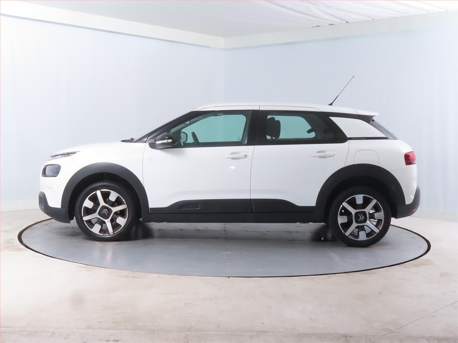 Citroën C4 Cactus, 1.2 PureTech, Selection, ČR - fotka 3