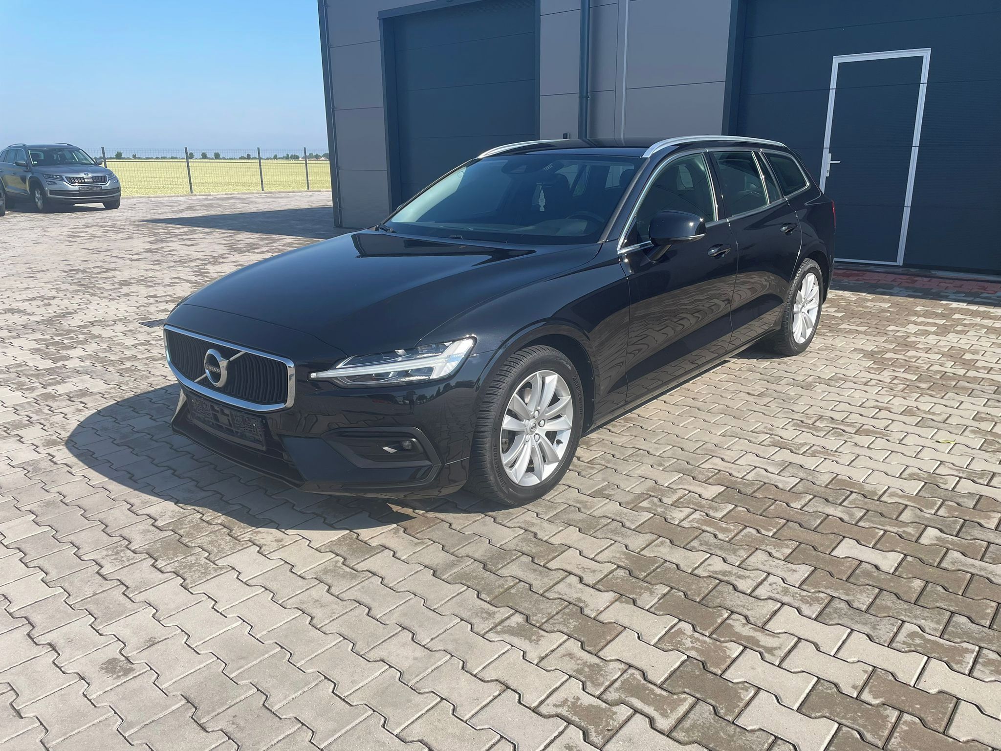 Volvo V60, B4 nafta 145kw mild-hybrid - fotka 2