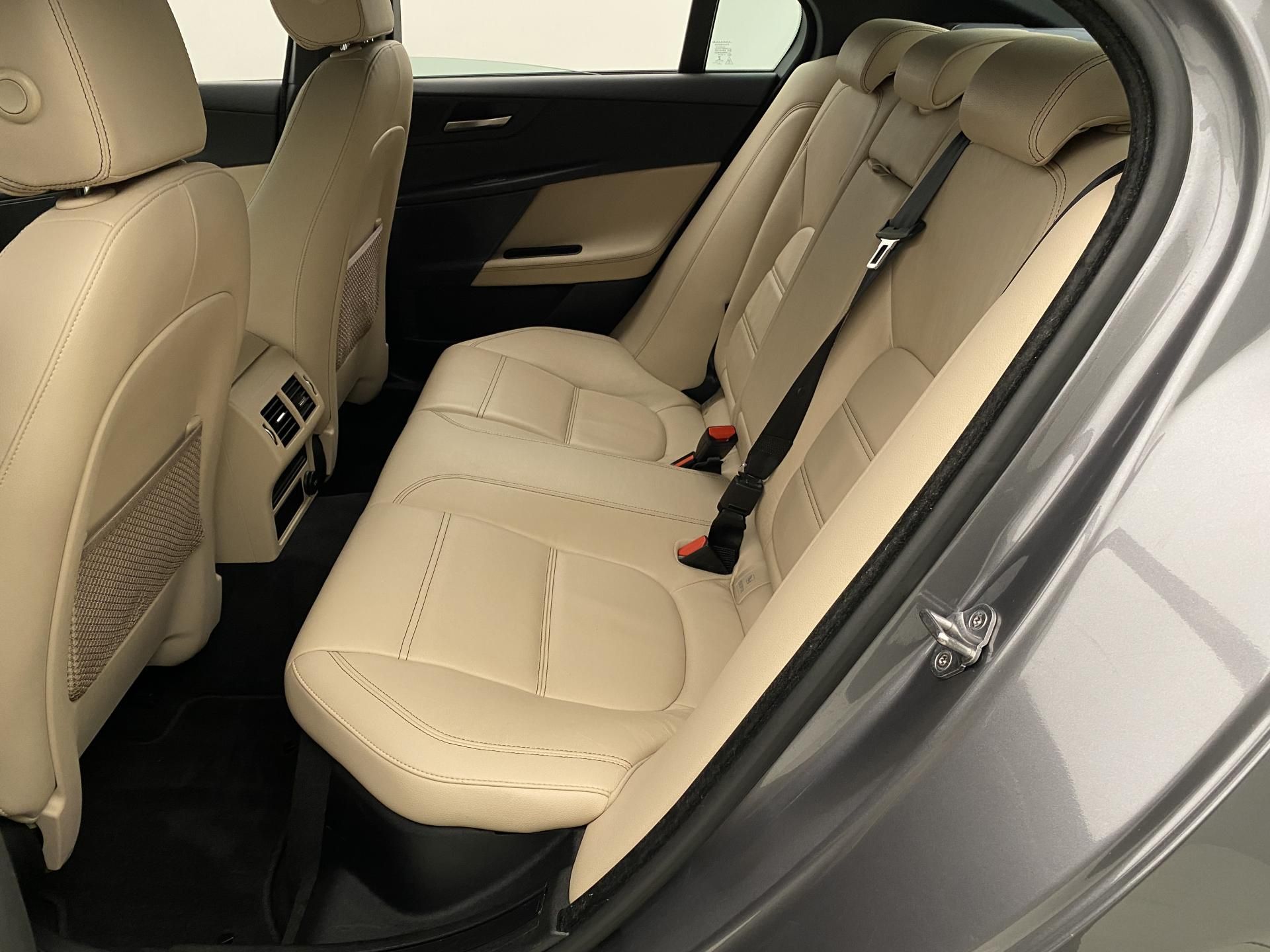 Jaguar XE, 2.0D 132kW PURE AUT - fotka 5