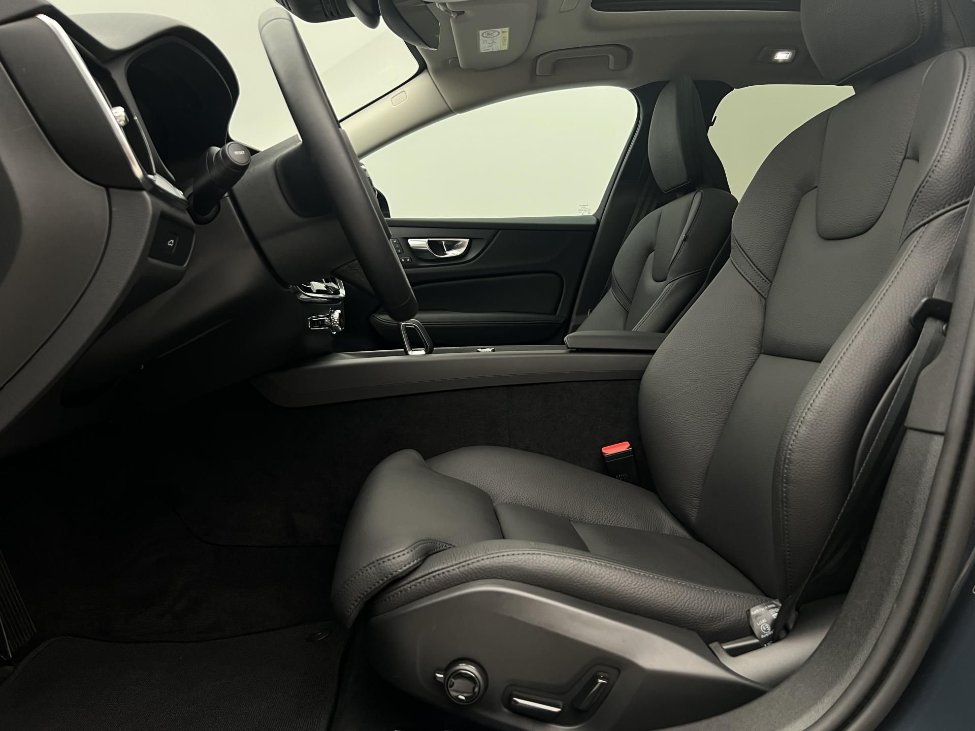 Volvo V60, B4 DARK PLUS AUT - fotka 3
