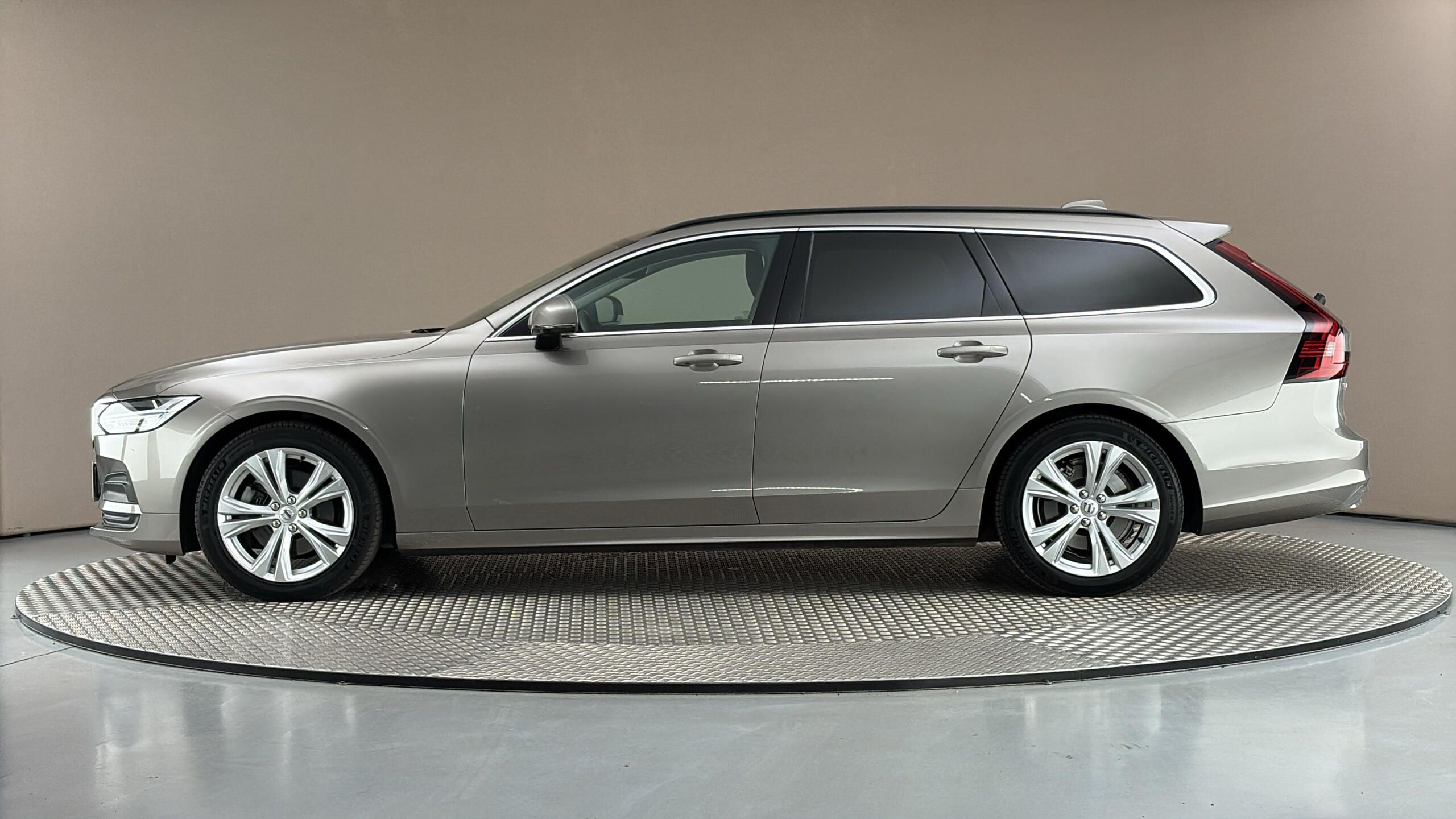 Volvo V90, 2.0 B4 AUT Momentum Pro - fotka 4
