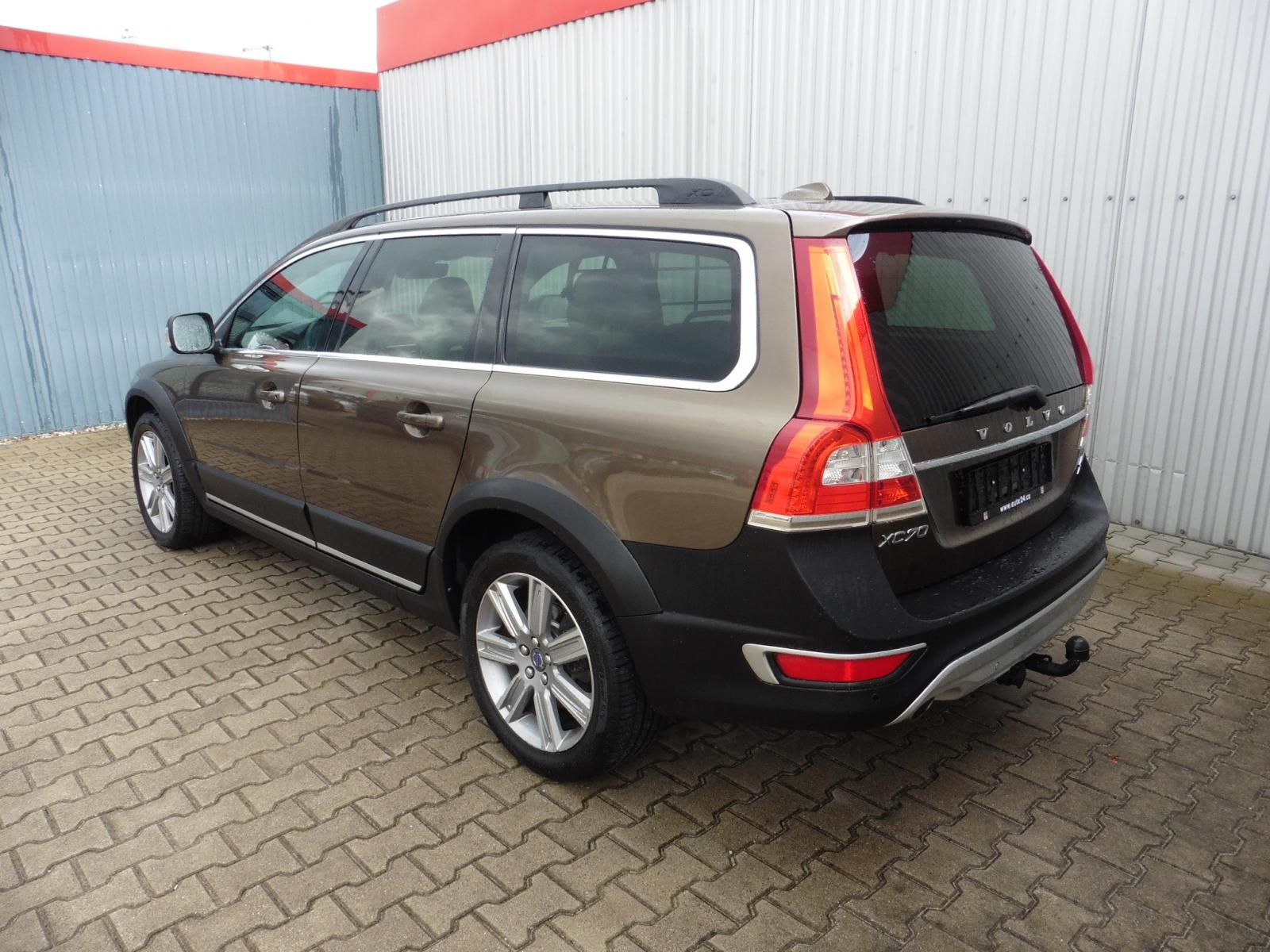 Volvo XC70, 2,4 D5 Summum AWD A/T 162kW - fotka 4