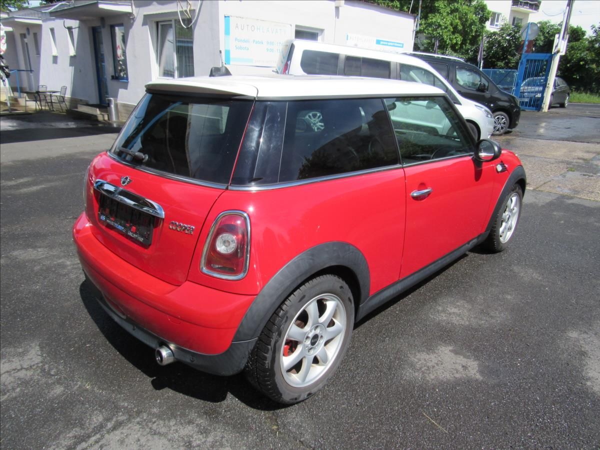 Mini Cooper, 1,6 i Chilli Red 88KW - fotka 6
