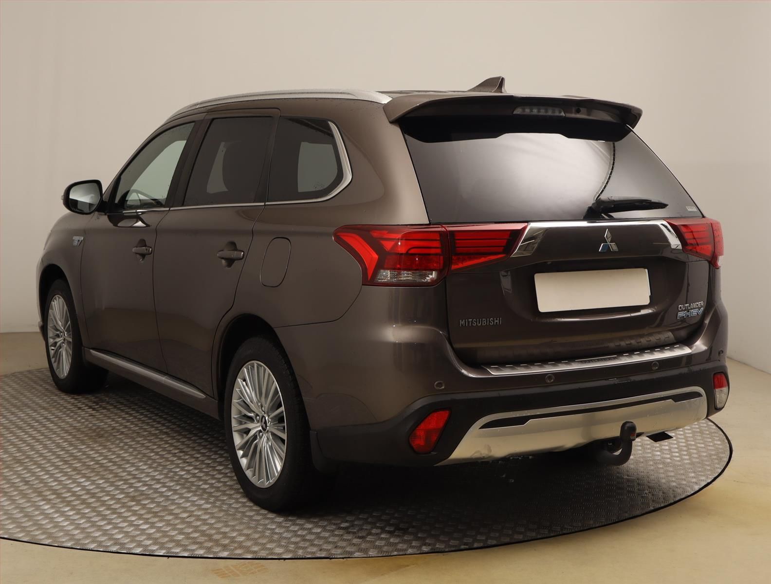 Mitsubishi Outlander, 2.4 PHEV, 4X4, Automat, Kůže - fotka 4