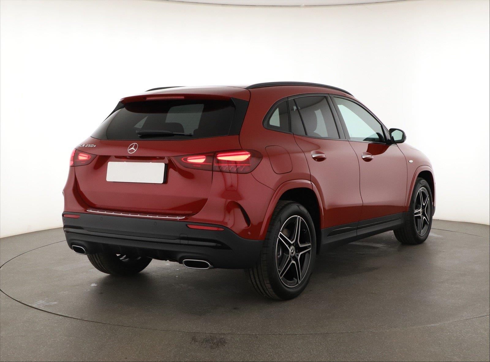 Mercedes-Benz GLA, 250 e, AMG LINE - fotka 5