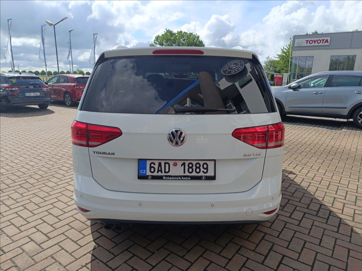 Volkswagen Touran, 2,0 TDi DSG Highline - fotka 6