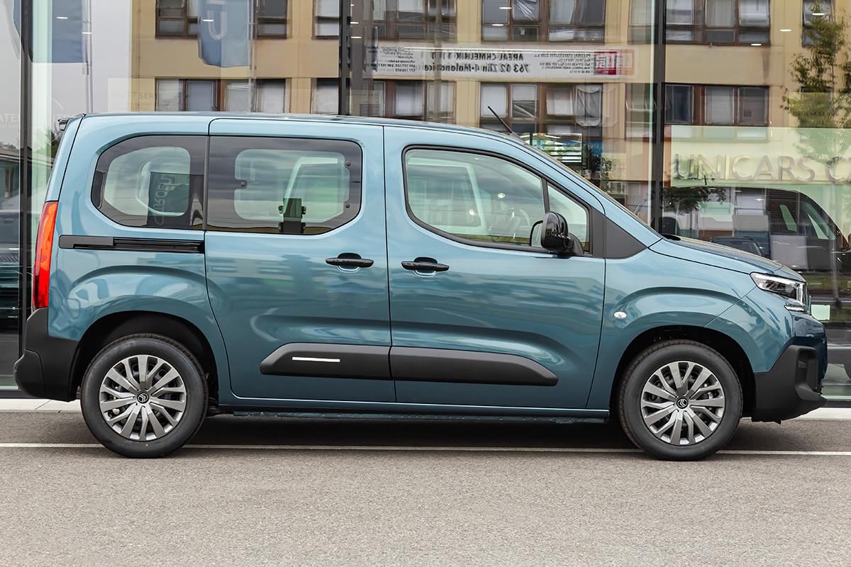 Citroën Berlingo, 1,2 PLUS benzín 110k + KAMERA - fotka 4