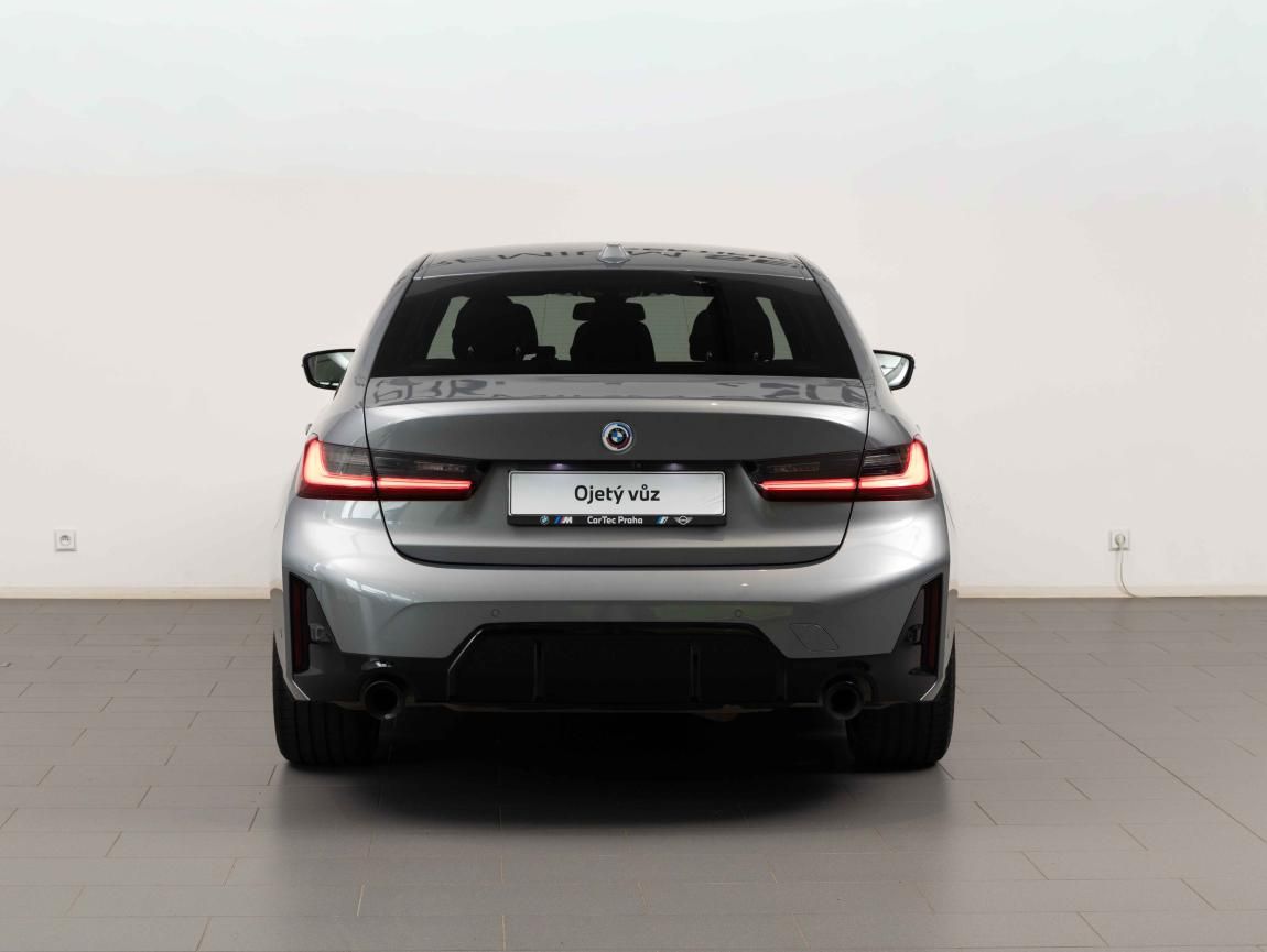BMW Řada 3, 330i xDrive - fotka 4